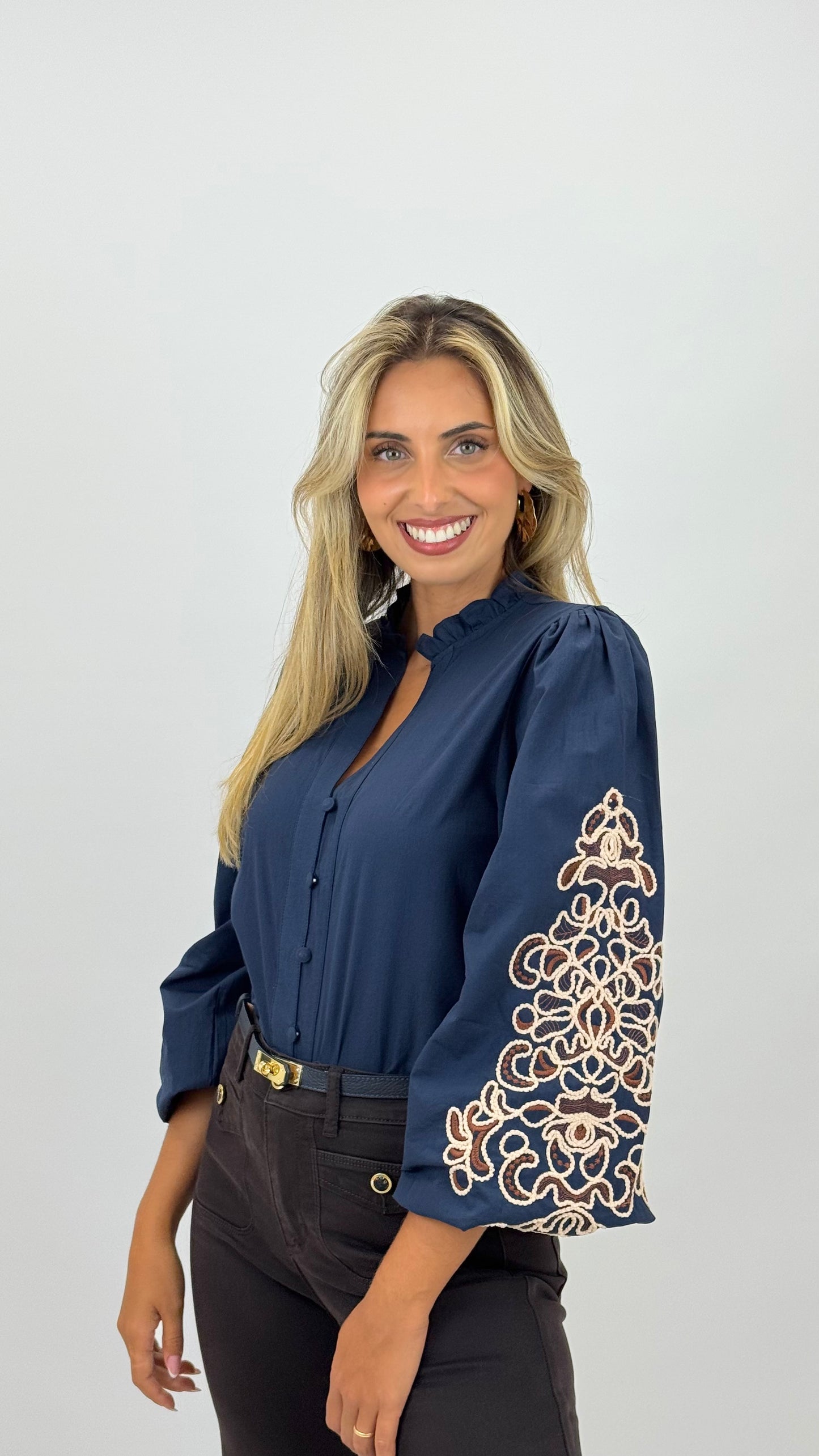 Blusa algodão azul com bordados em relevo