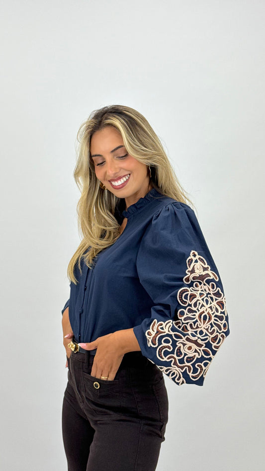 Blusa algodão azul com bordados em relevo