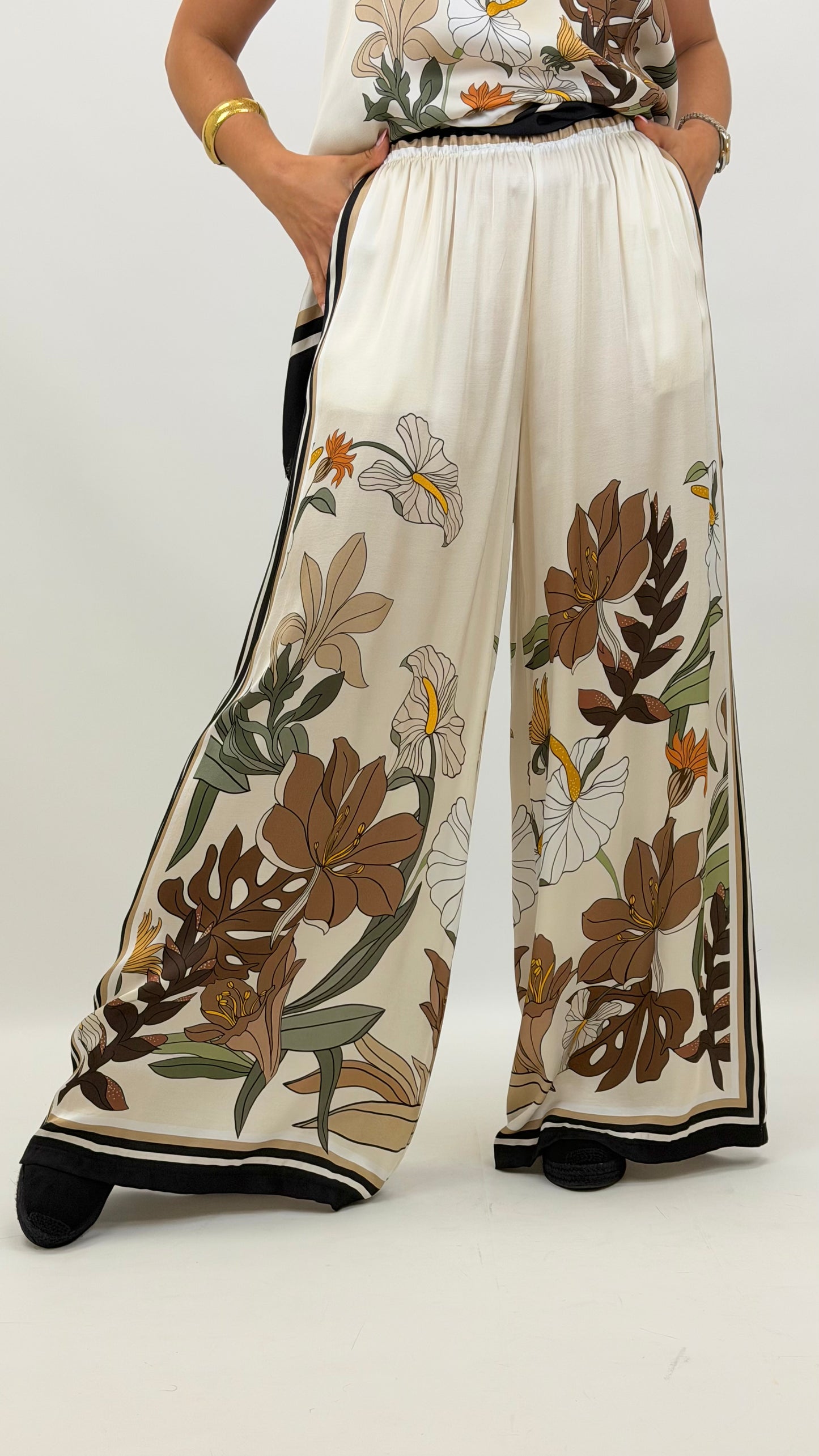Pantalona acetinada creme e preto com estampado floral