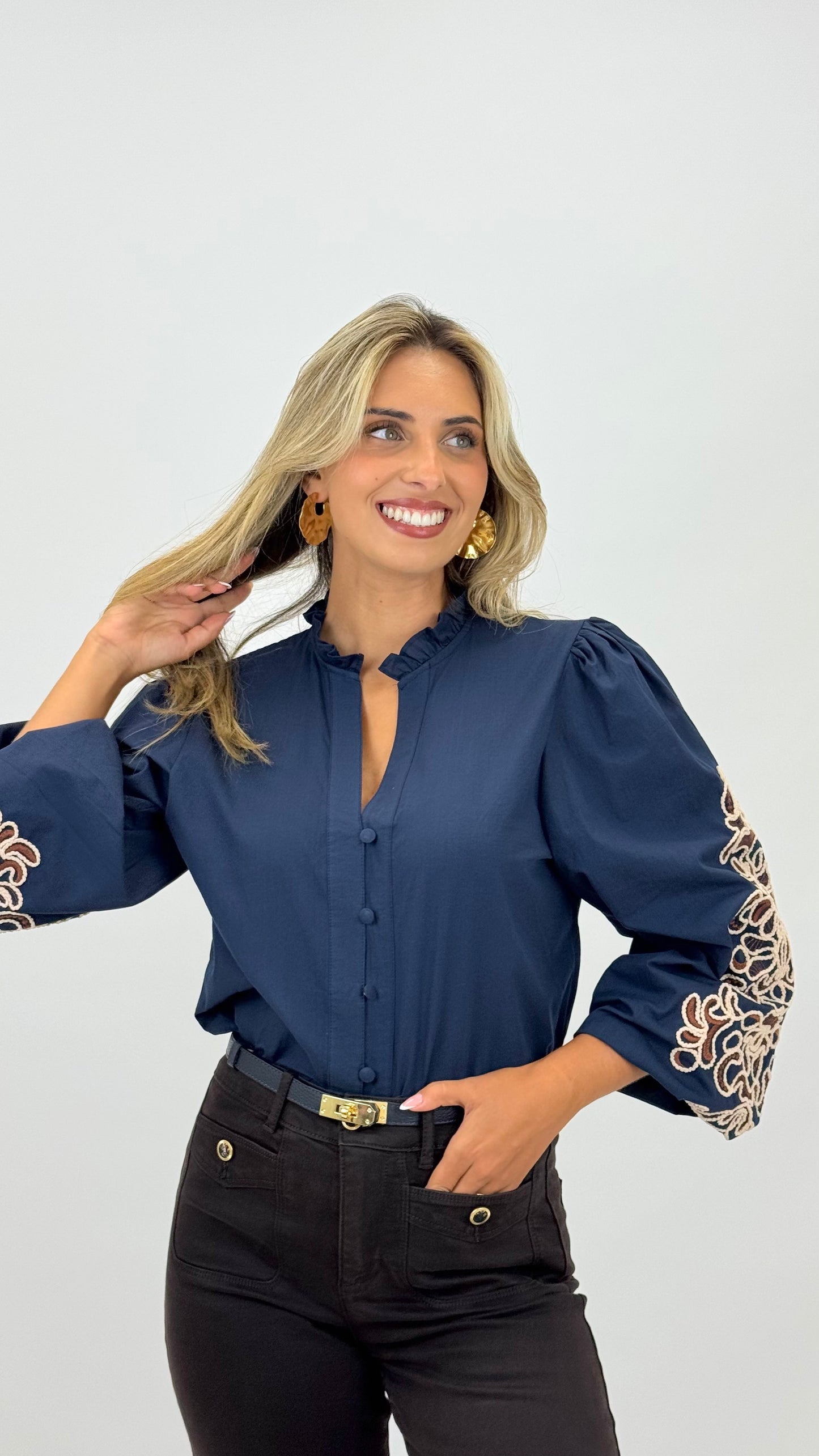 Blusa algodão azul com bordados em relevo