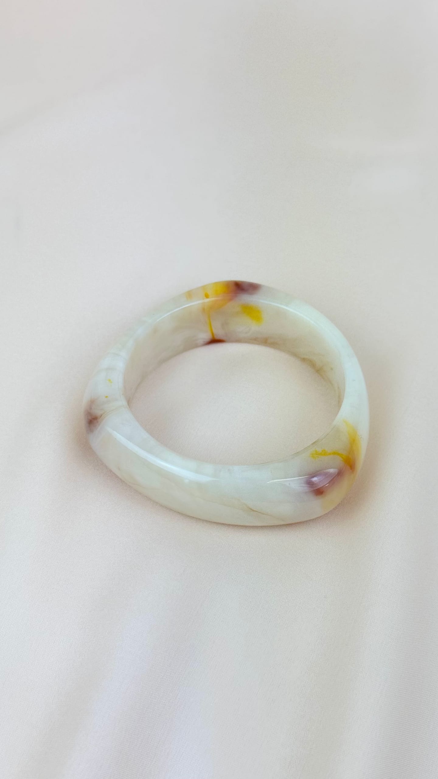 Pulseira acrílico bege com tons laranja