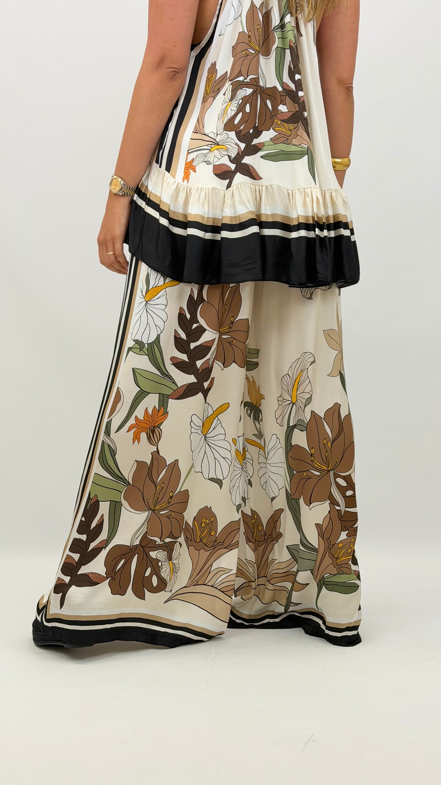 Pantalona acetinada creme e preto com estampado floral