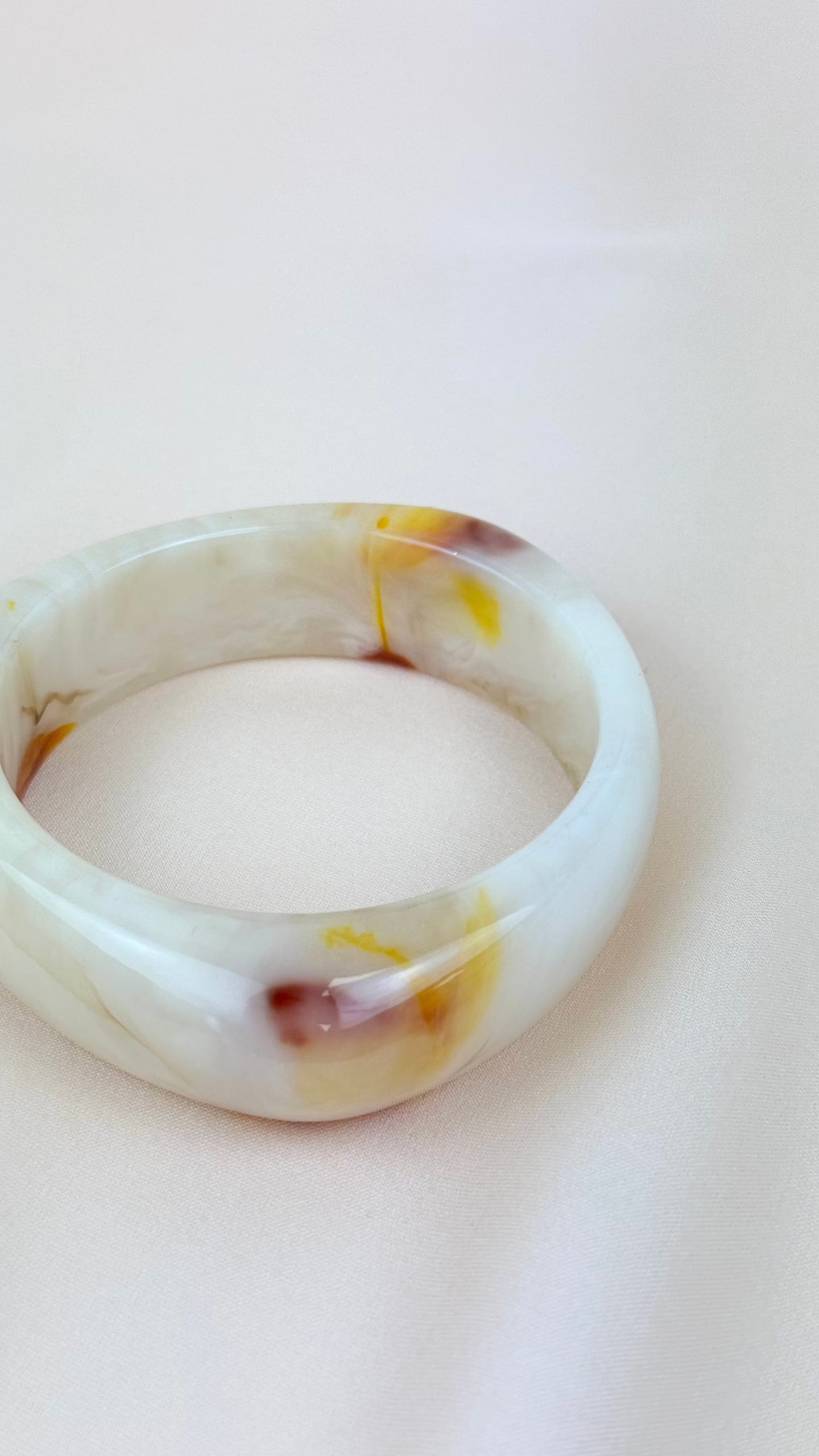Pulseira acrílico bege com tons laranja