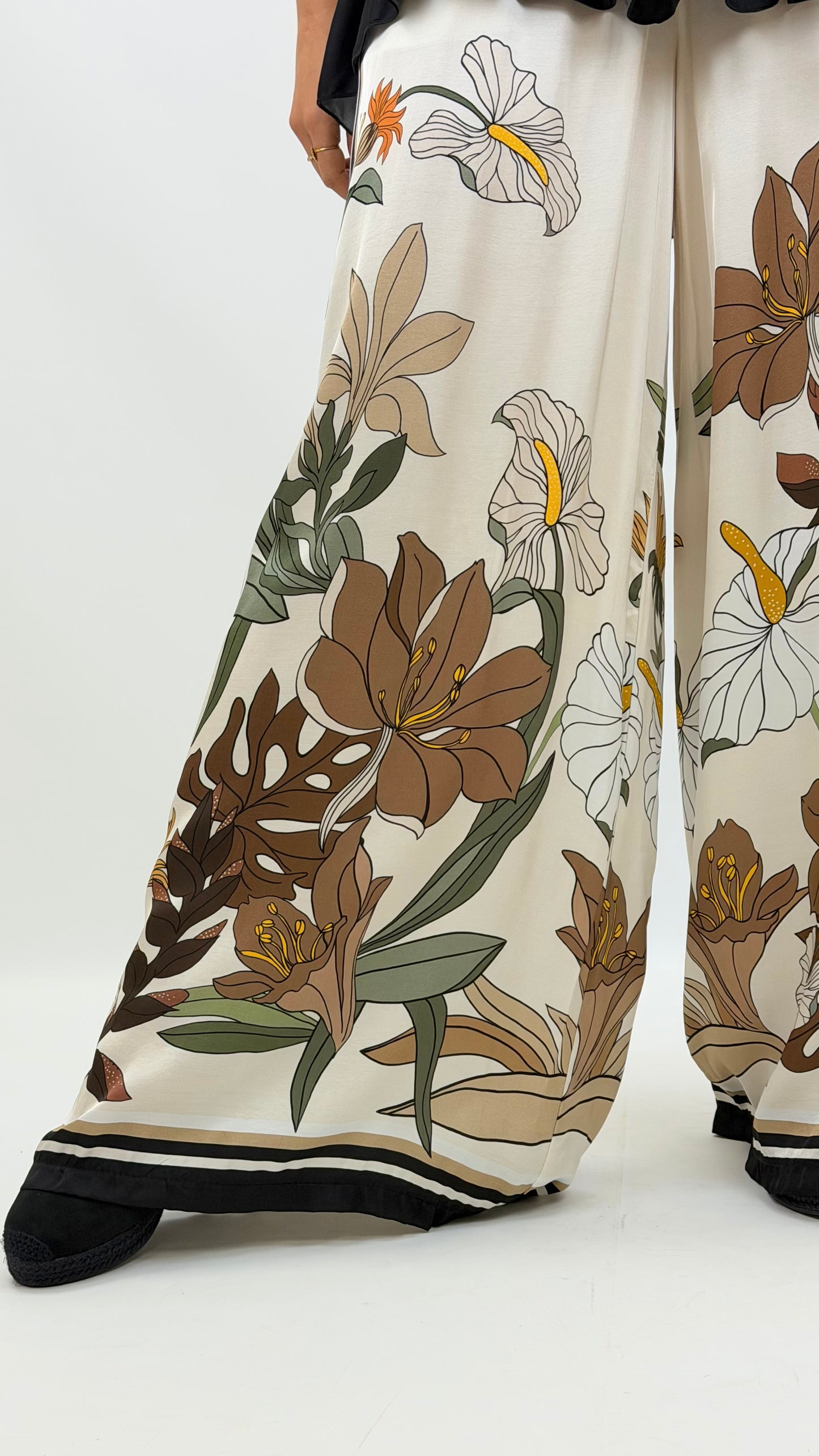 Pantalona acetinada creme e preto com estampado floral