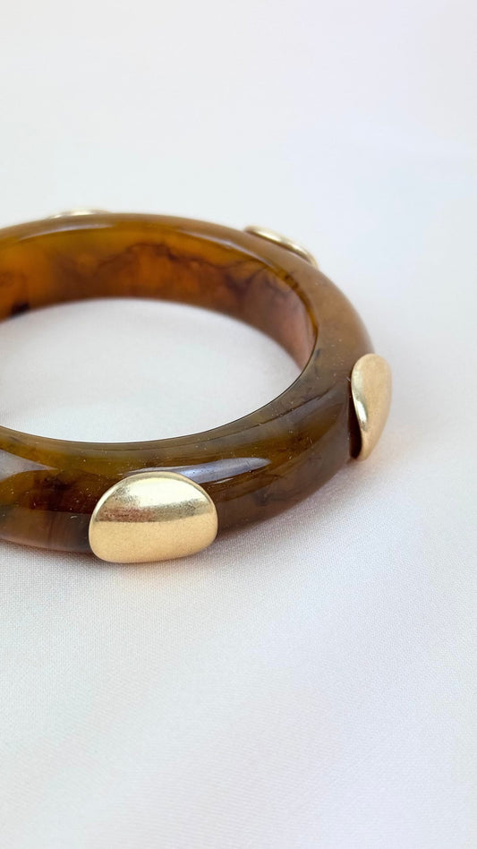Pulseira camel com chapas douradas