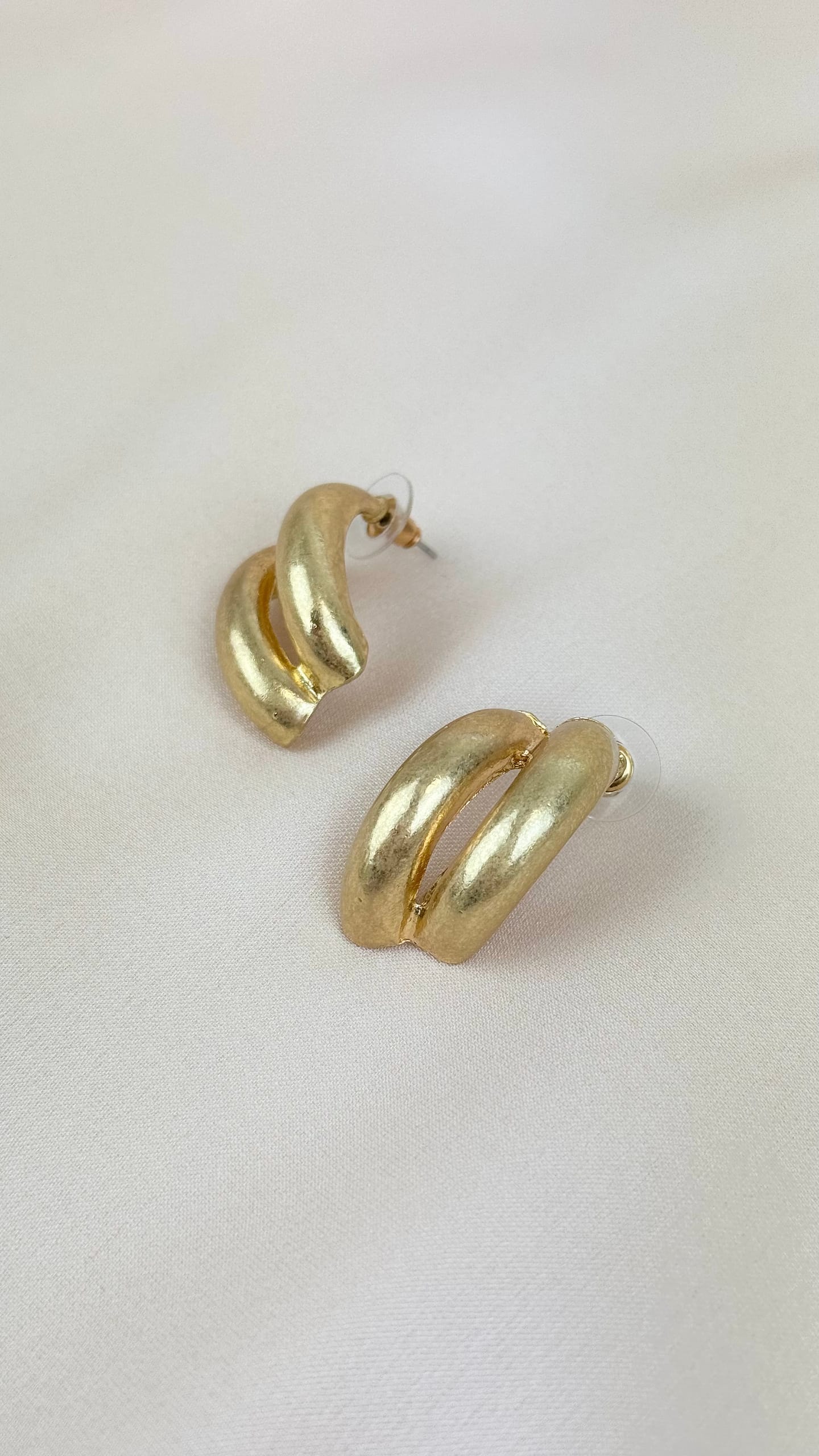 Brincos dourado baço