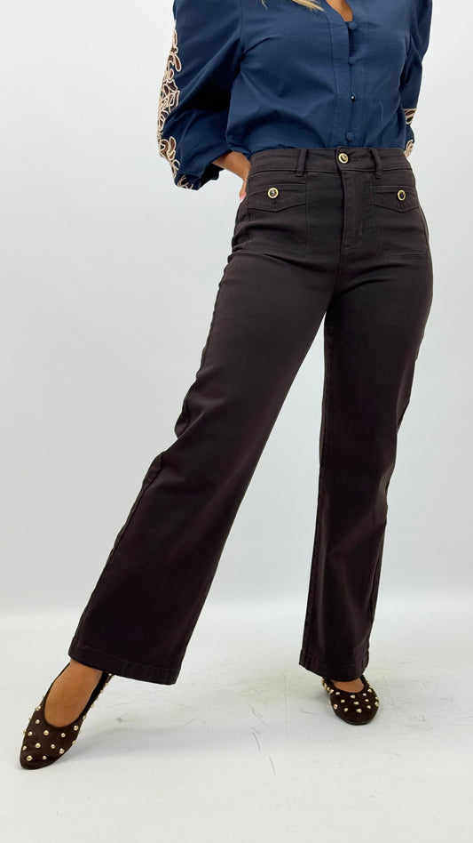 Calça sarja castanha com bolsos e botões bordados