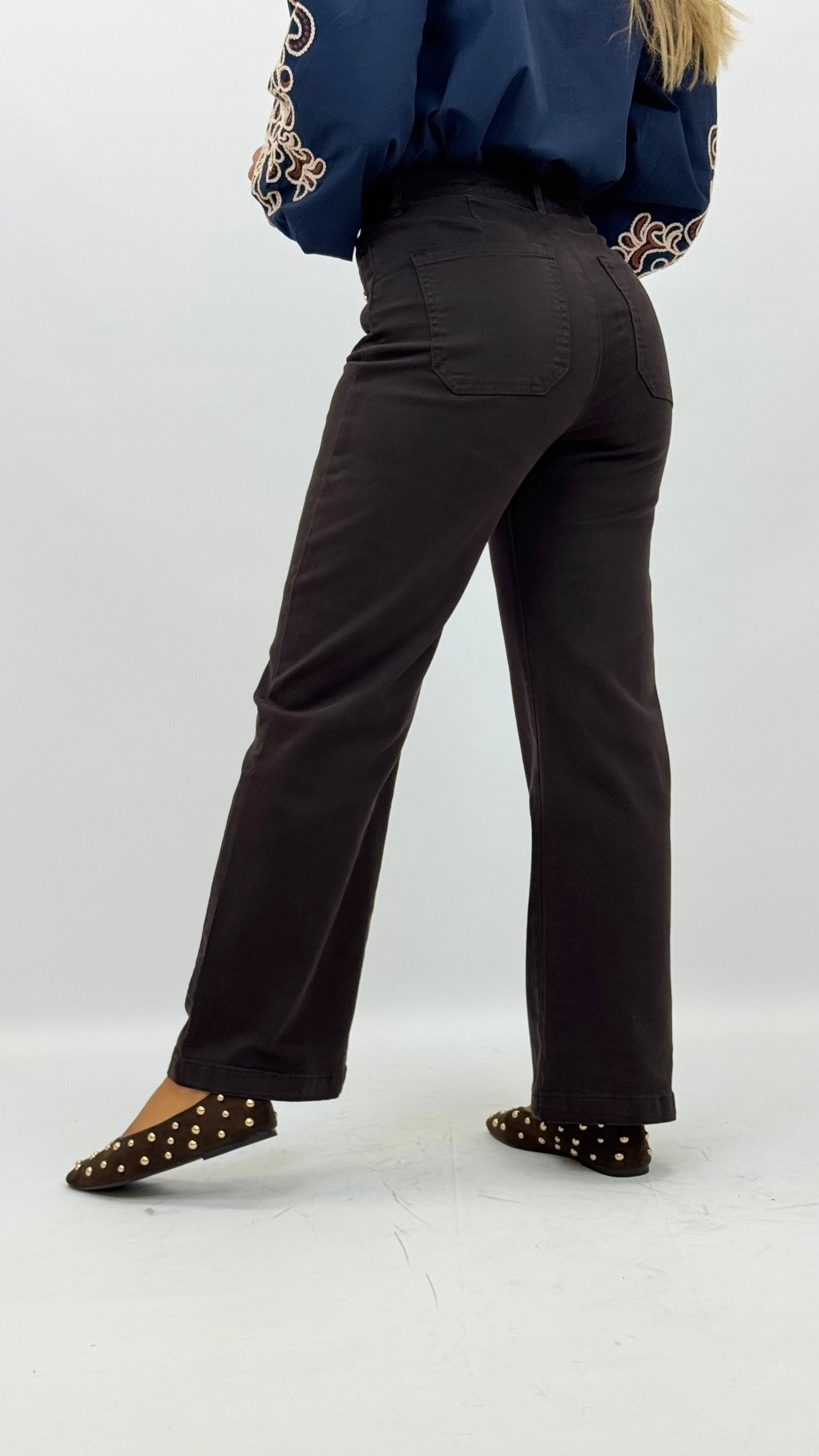 Calça sarja castanha com bolsos e botões bordados