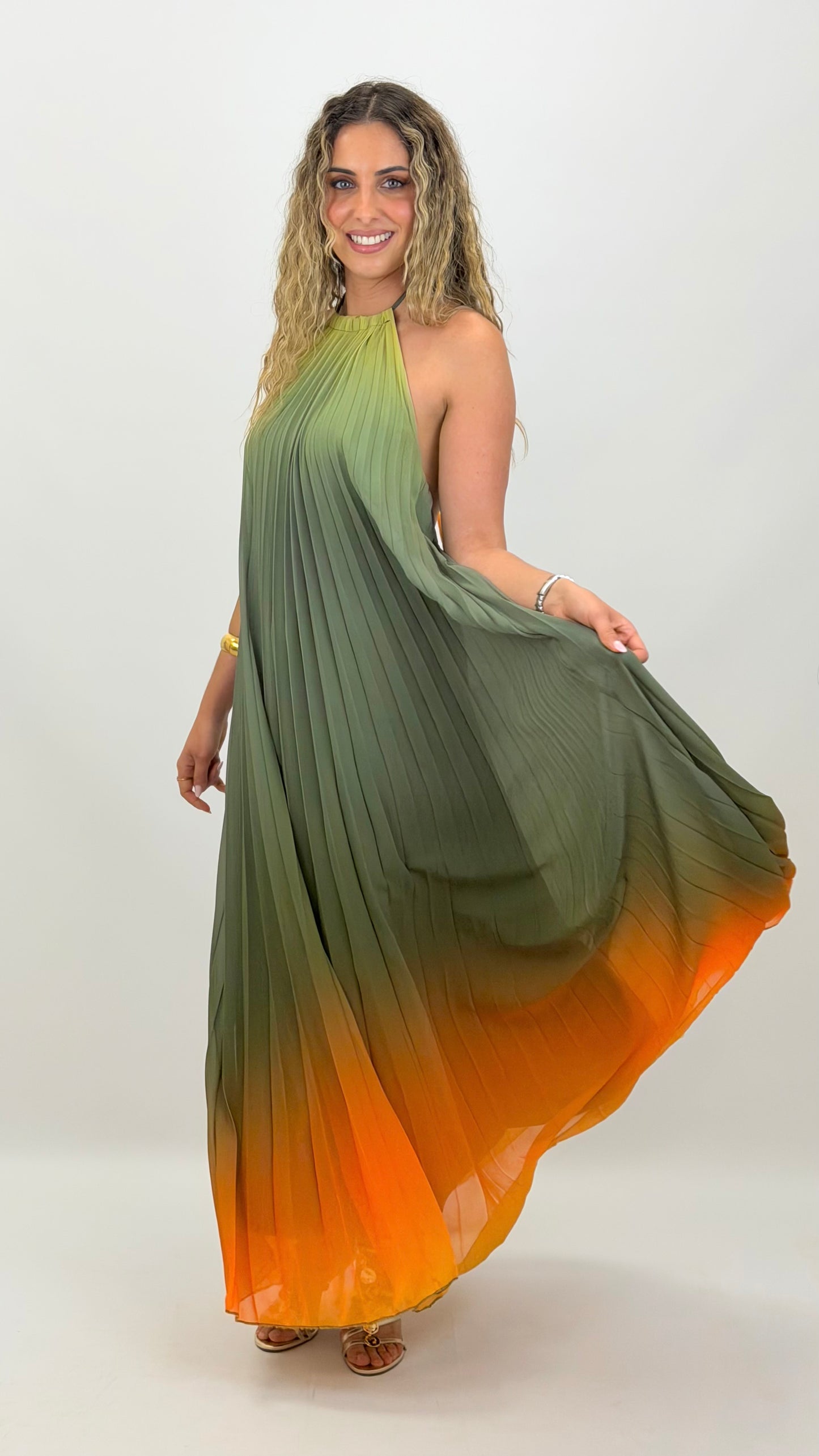 Vestido plissado degradé verde e laranja