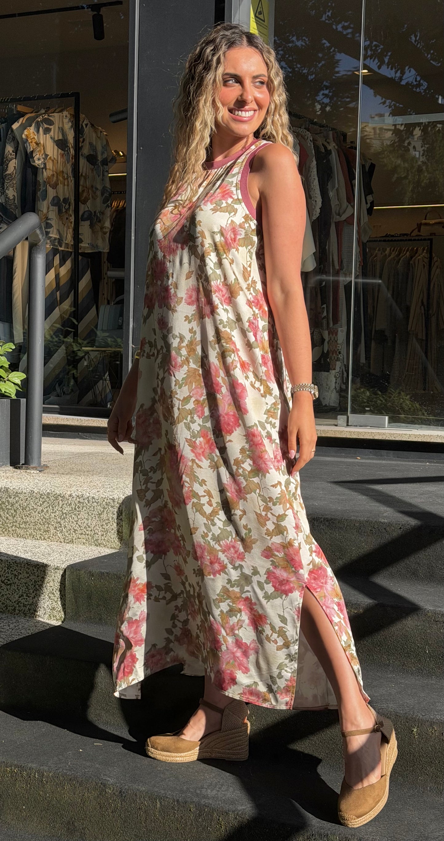 Vestido cavado midi estampado floral romântico
