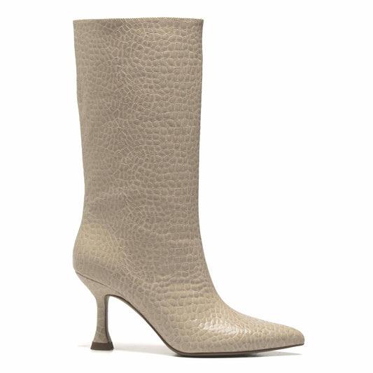 Bota meio-cano efeito martelado em verniz creme