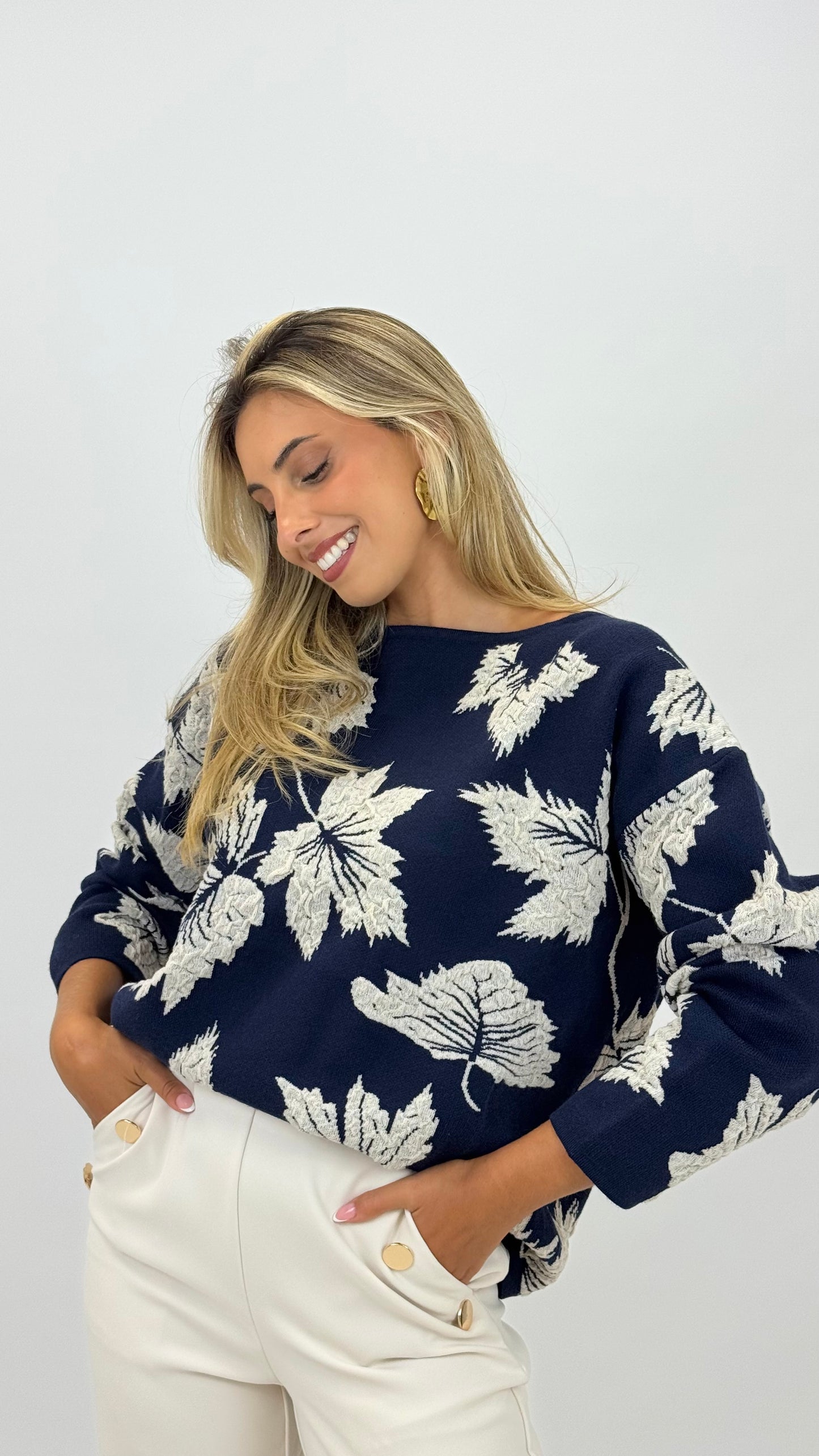 Camisola malha azul-marinho com desenhos em relevo pérola