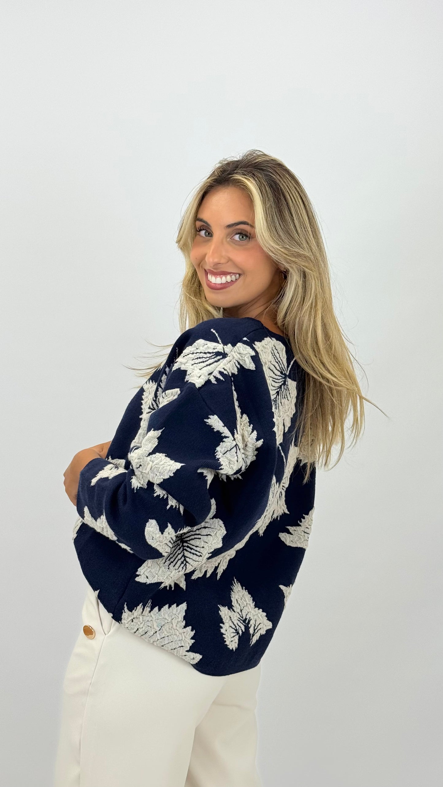 Camisola malha azul-marinho com desenhos em relevo pérola