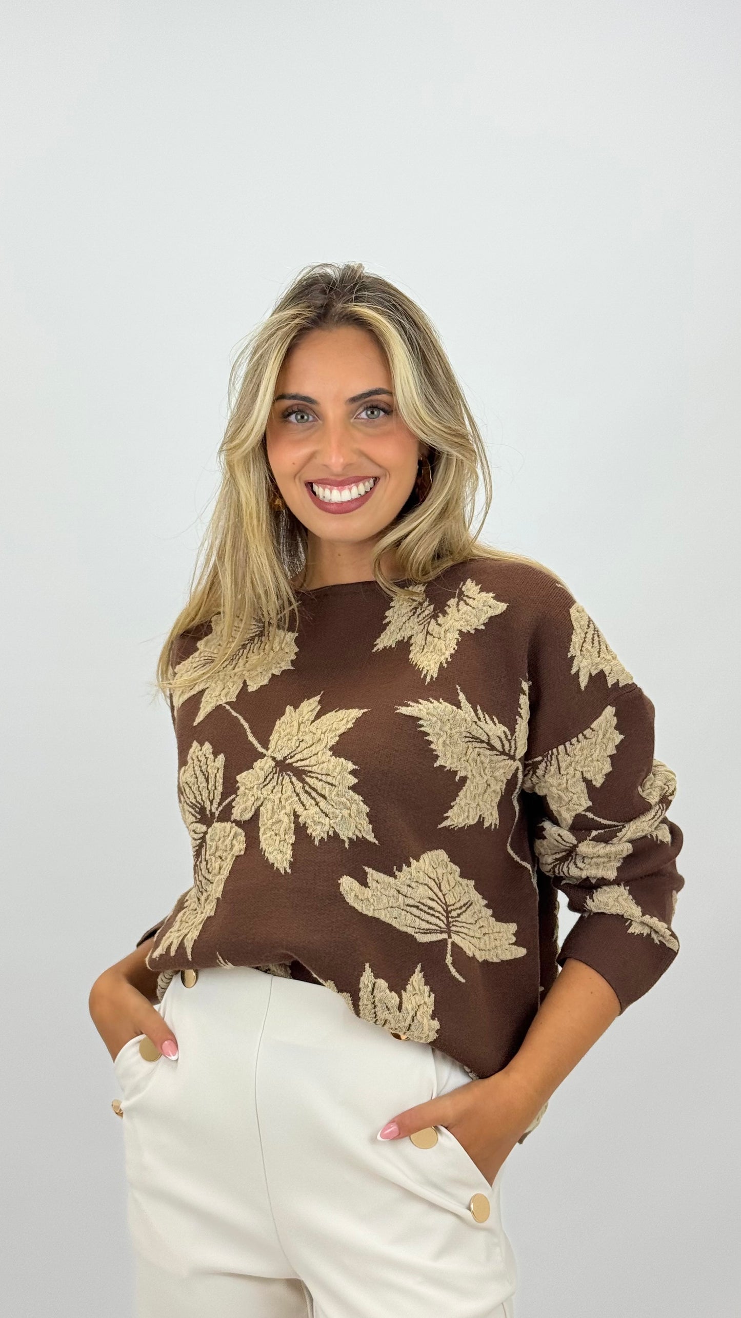 Camisola malha castanho com desenhos em relevo bege