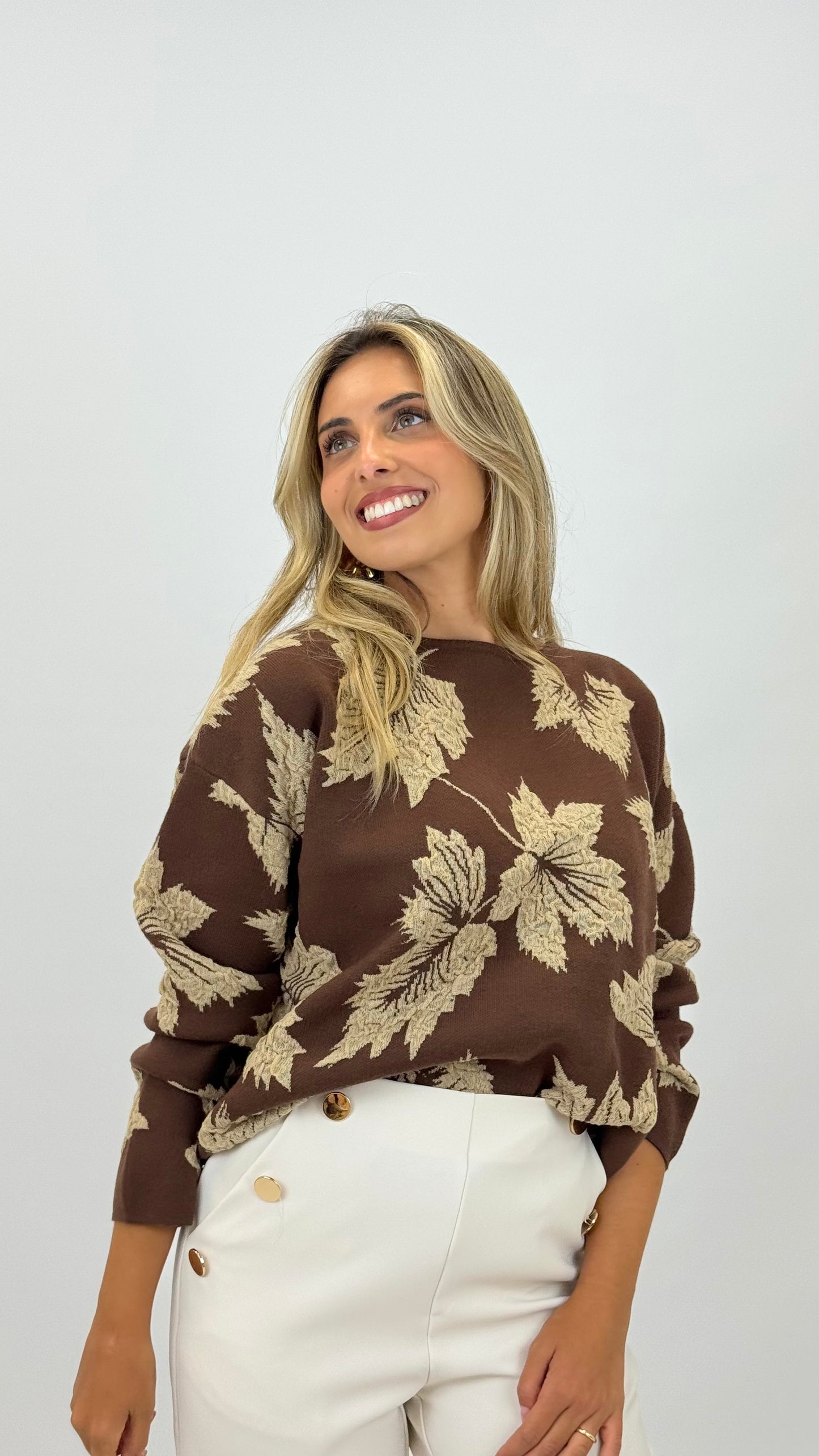 Camisola malha castanho com desenhos em relevo bege