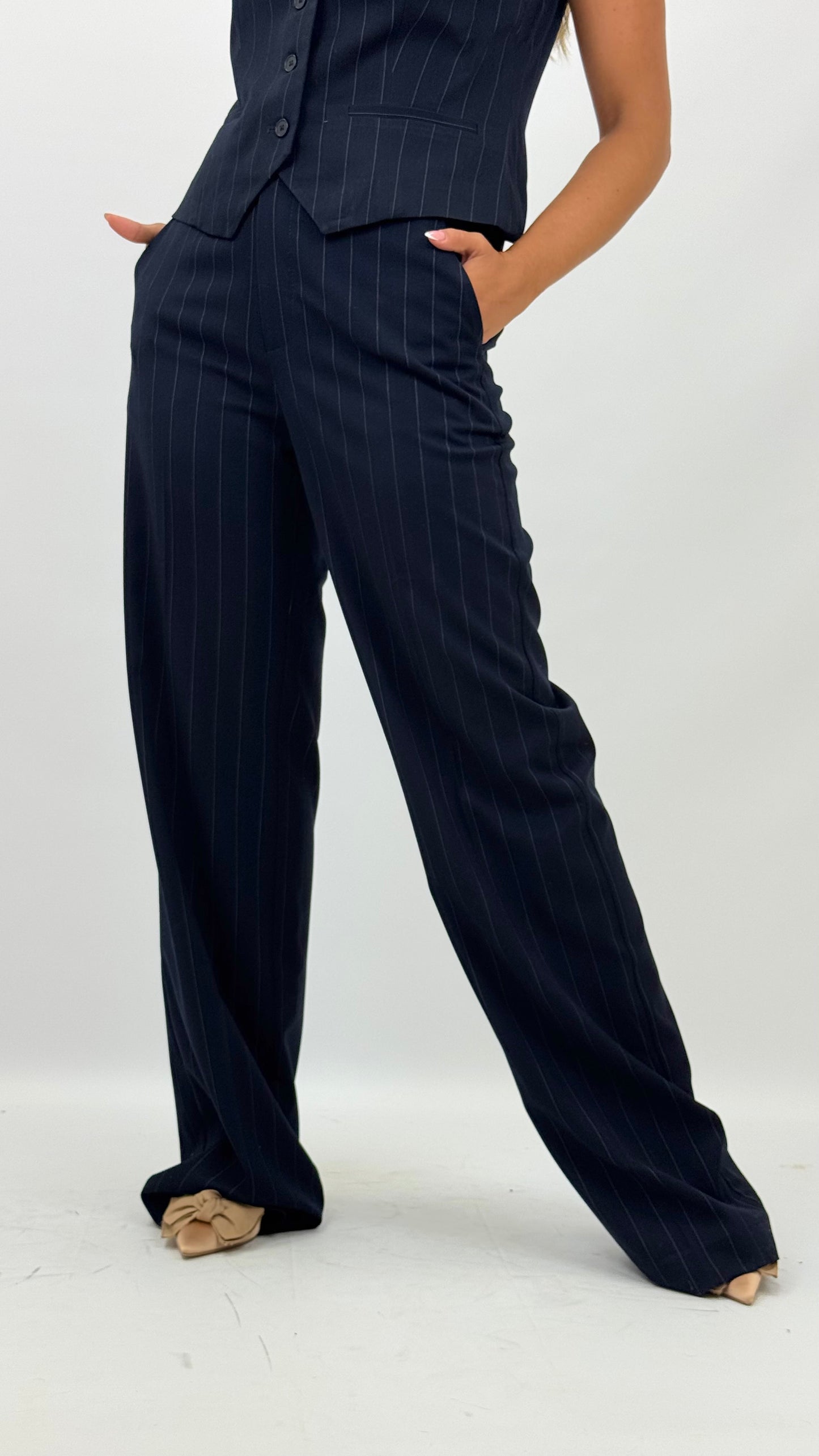 Calça alfaiataria azul-marinho com risca fina