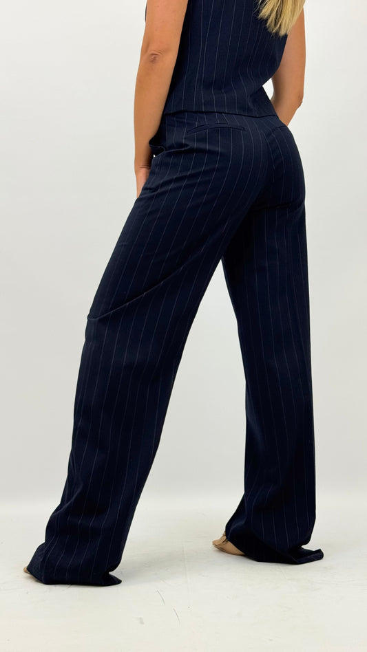 Calça alfaiataria azul-marinho com risca fina