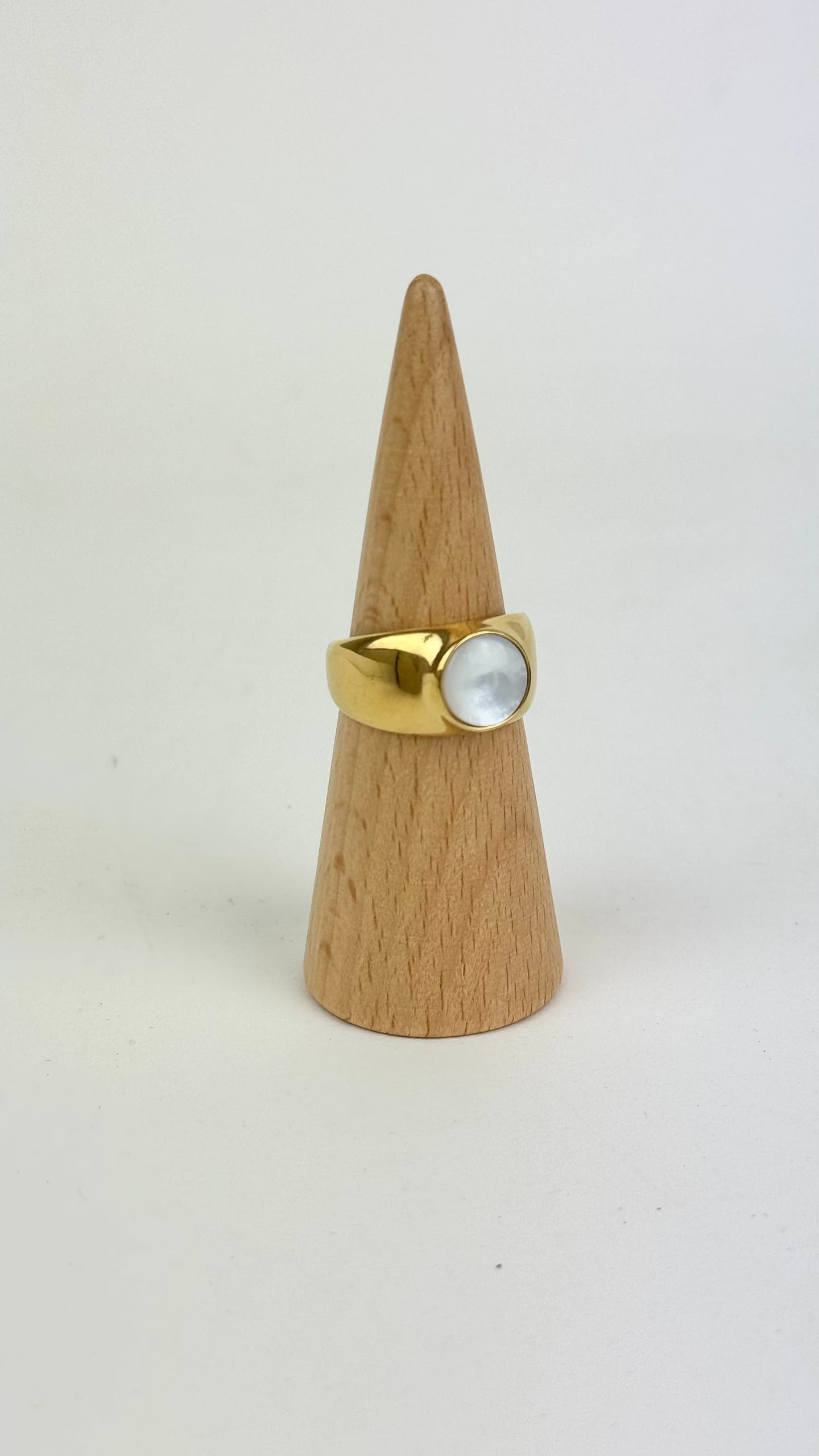 Anel aço dourado com pedra redonda branca