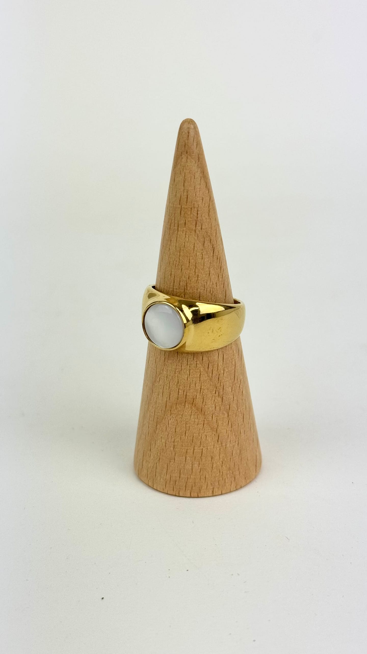 Anel aço dourado com pedra redonda branca