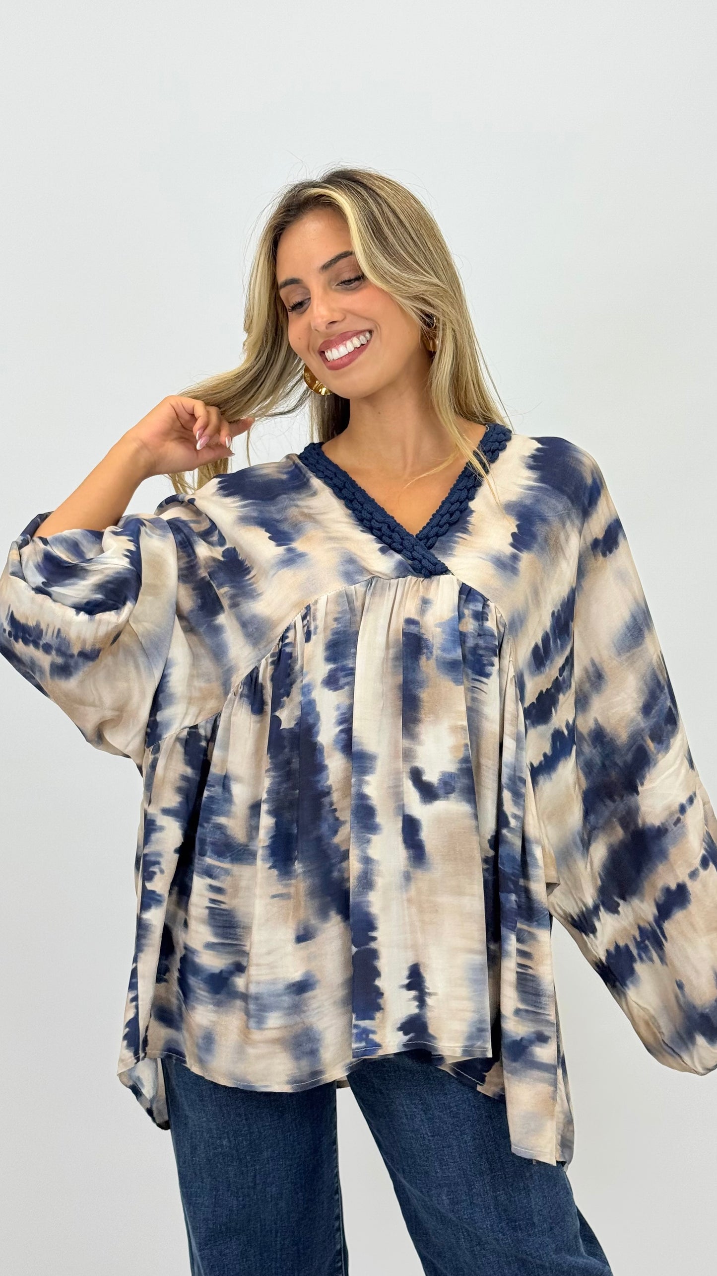 Blusa creme com pinceladas azuis e decote crochê