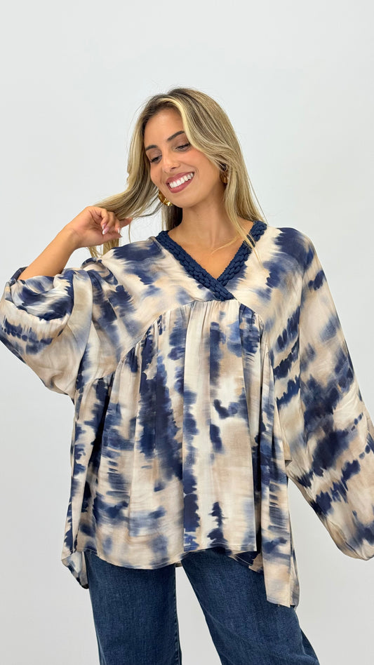 Blusa creme com pinceladas azuis e decote crochê
