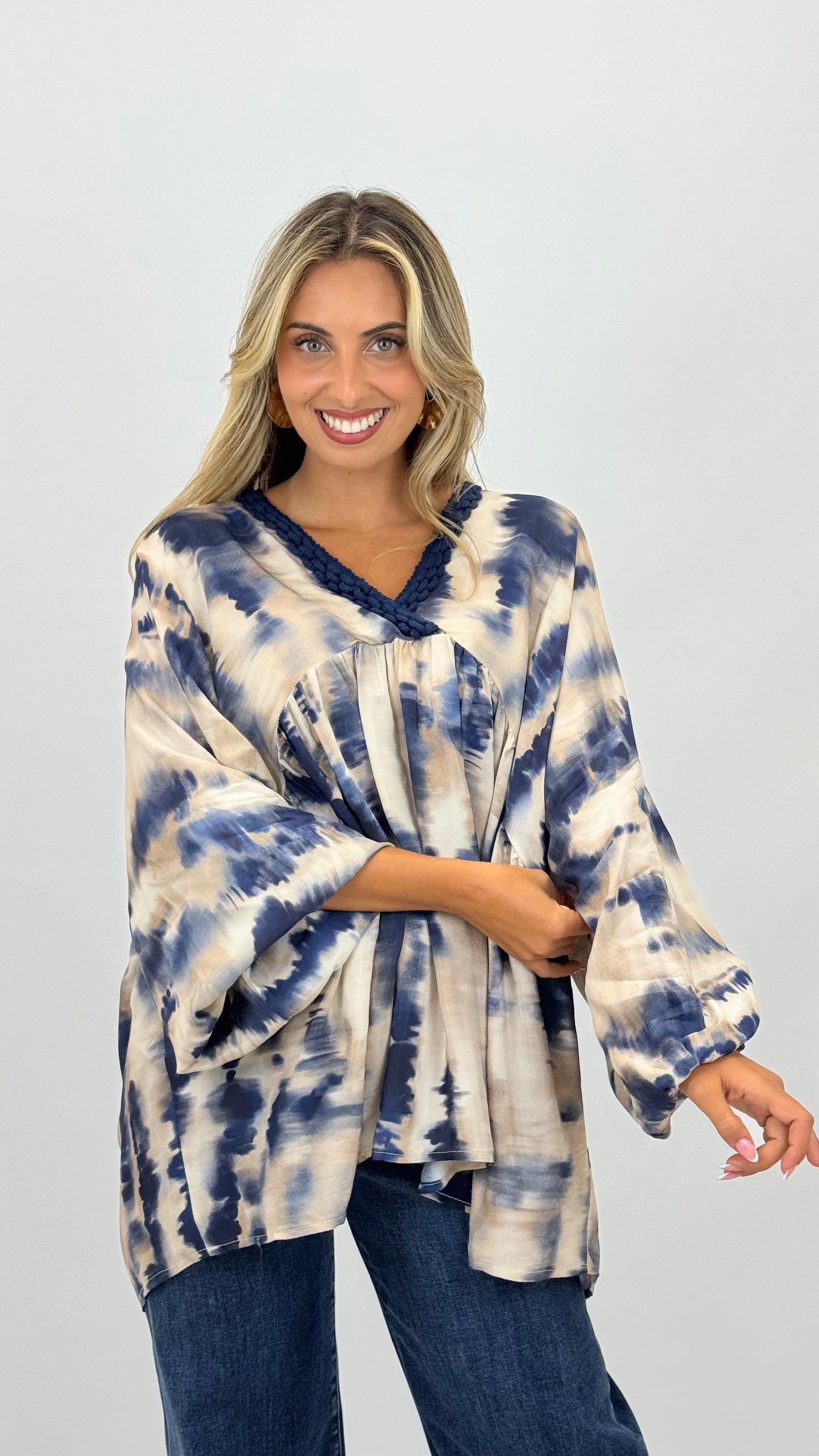 Blusa creme com pinceladas azuis e decote crochê