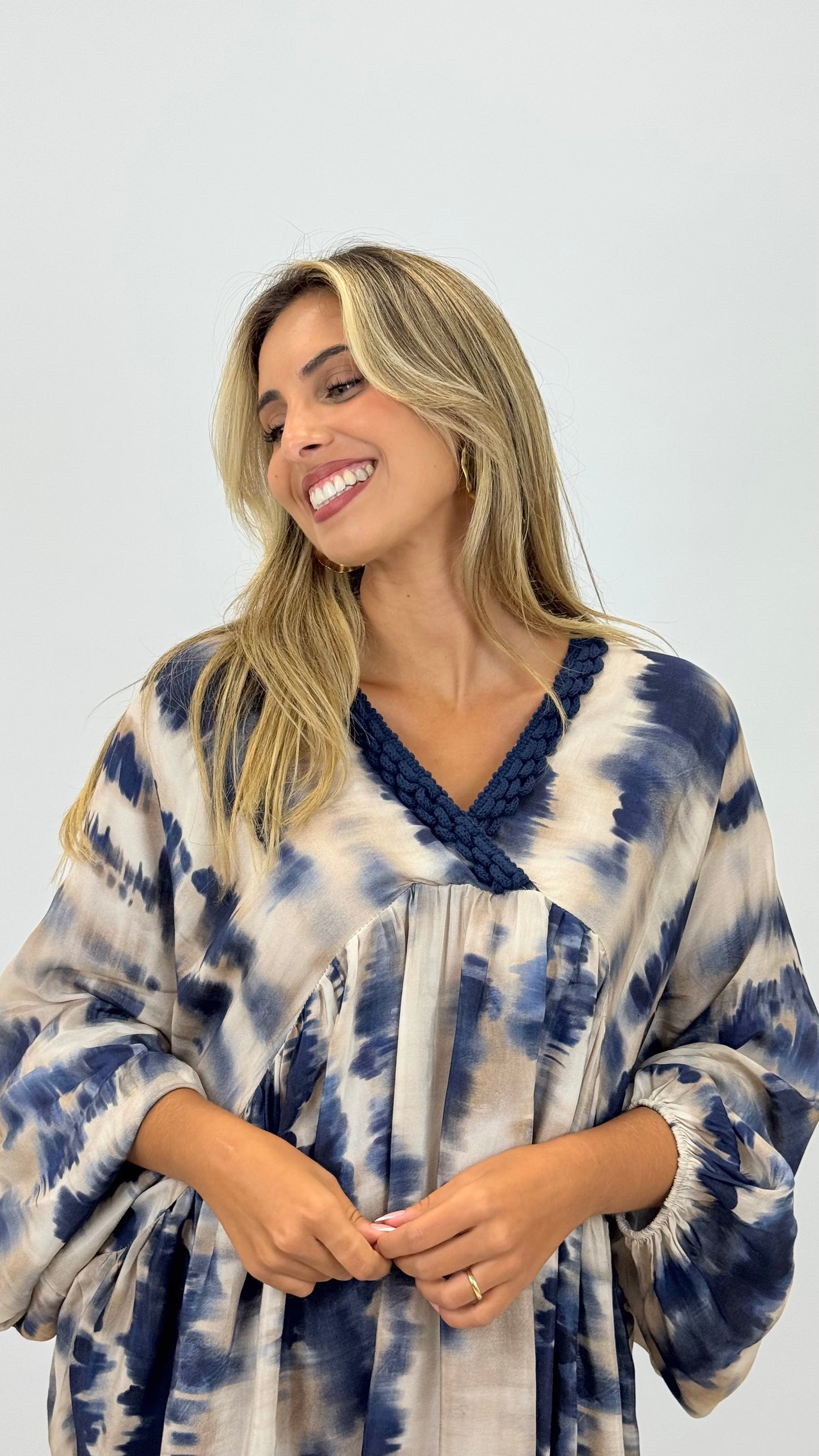 Blusa creme com pinceladas azuis e decote crochê