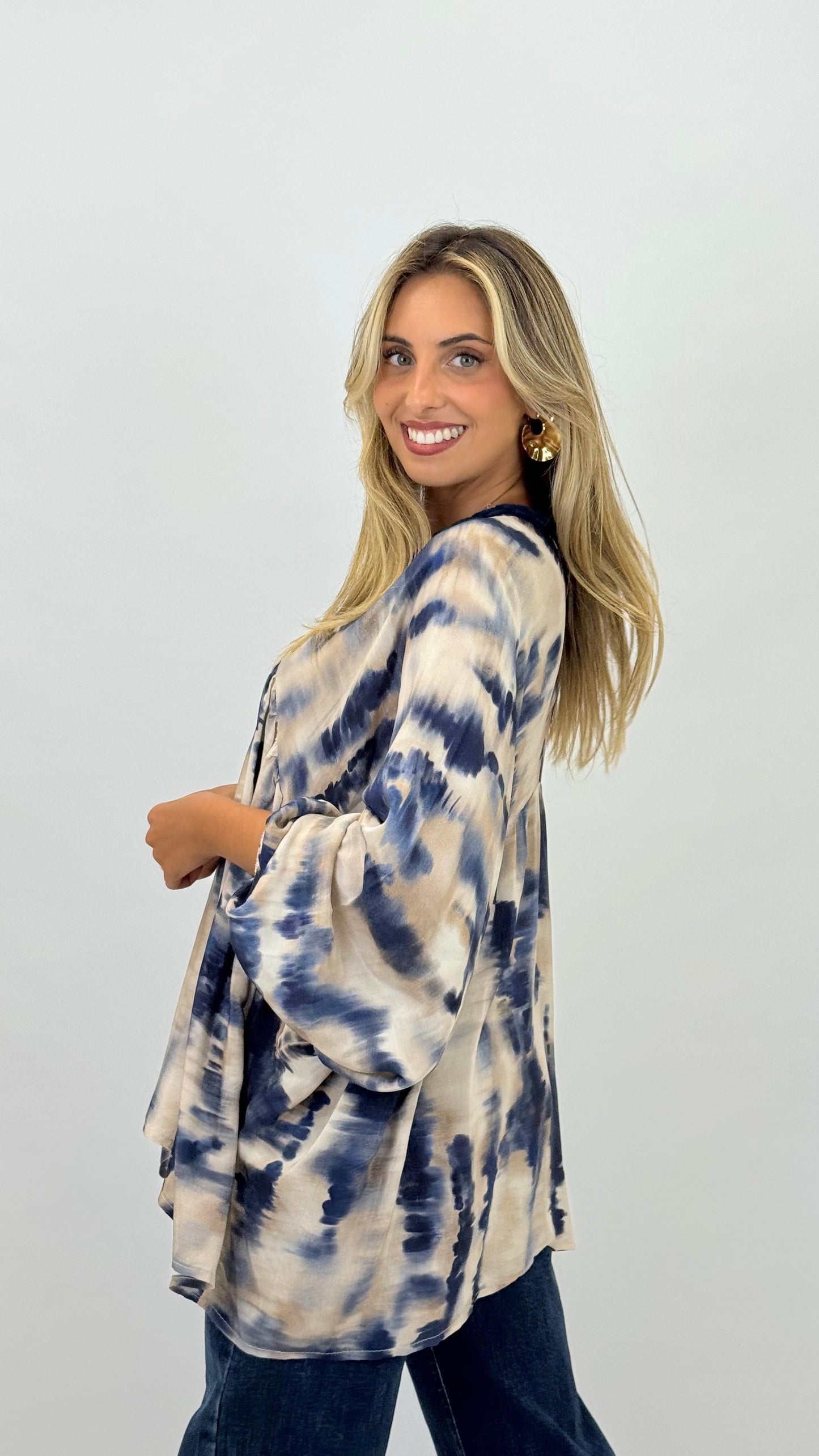 Blusa creme com pinceladas azuis e decote crochê