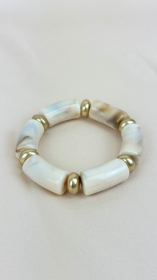 Pulseira fina elástica em acrílico pérola
