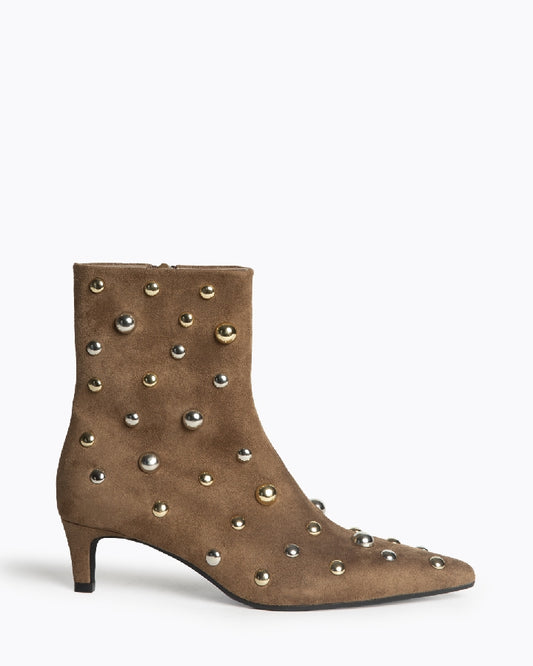 Botim estilo camurça com tachas camel