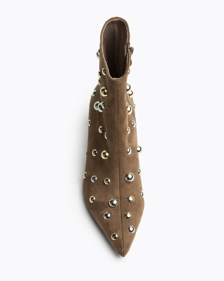 Botim estilo camurça com tachas camel