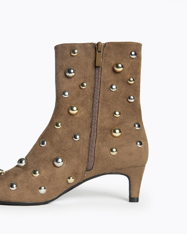 Botim estilo camurça com tachas camel