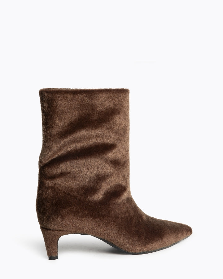 Bota tacão kitten pelinho castanho