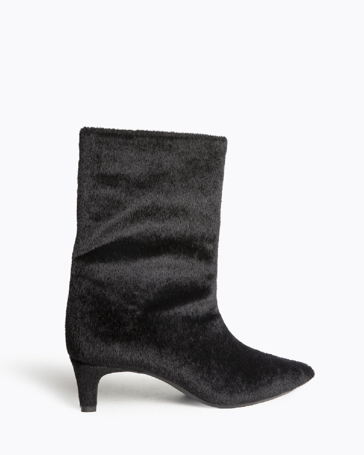 Bota tacão kitten pelinho preto