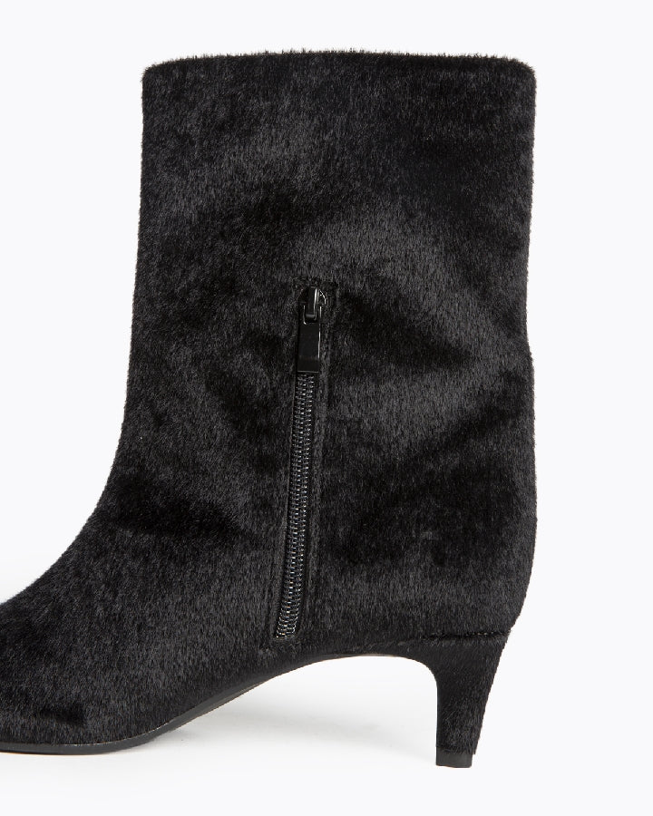 Bota tacão kitten pelinho preto
