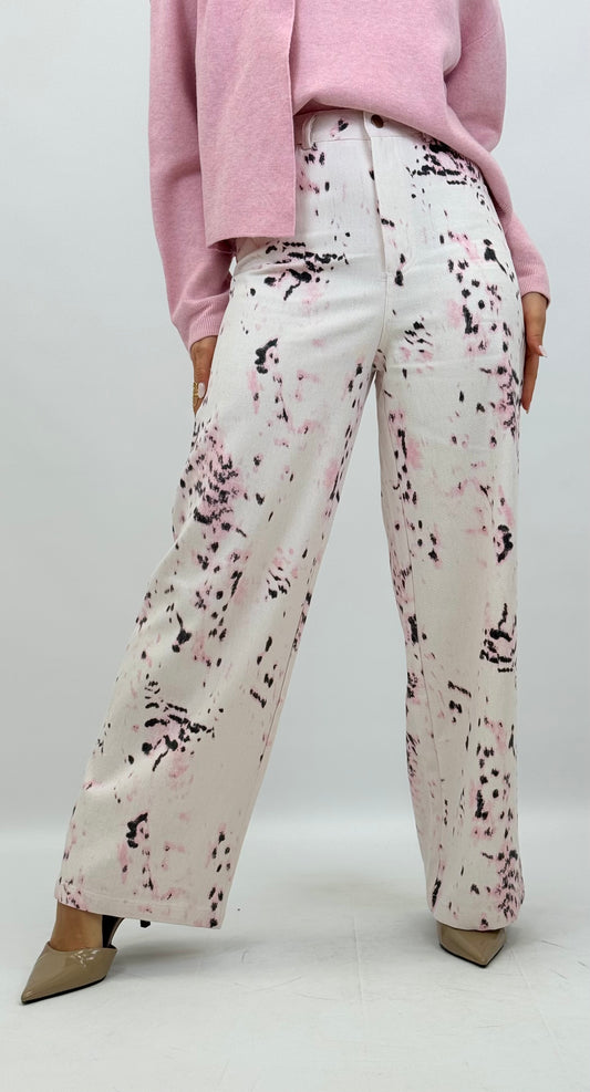 Calça sarja pérola com estampado abstrato rosa bebé