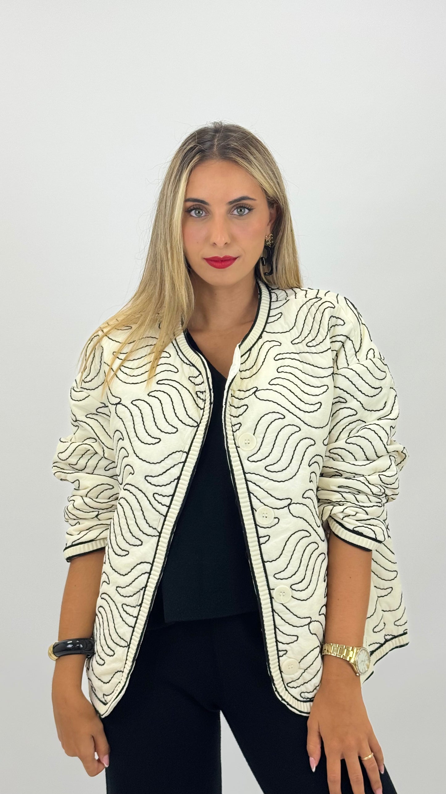 Bomber acolchoado fundo pérola com bordados preto