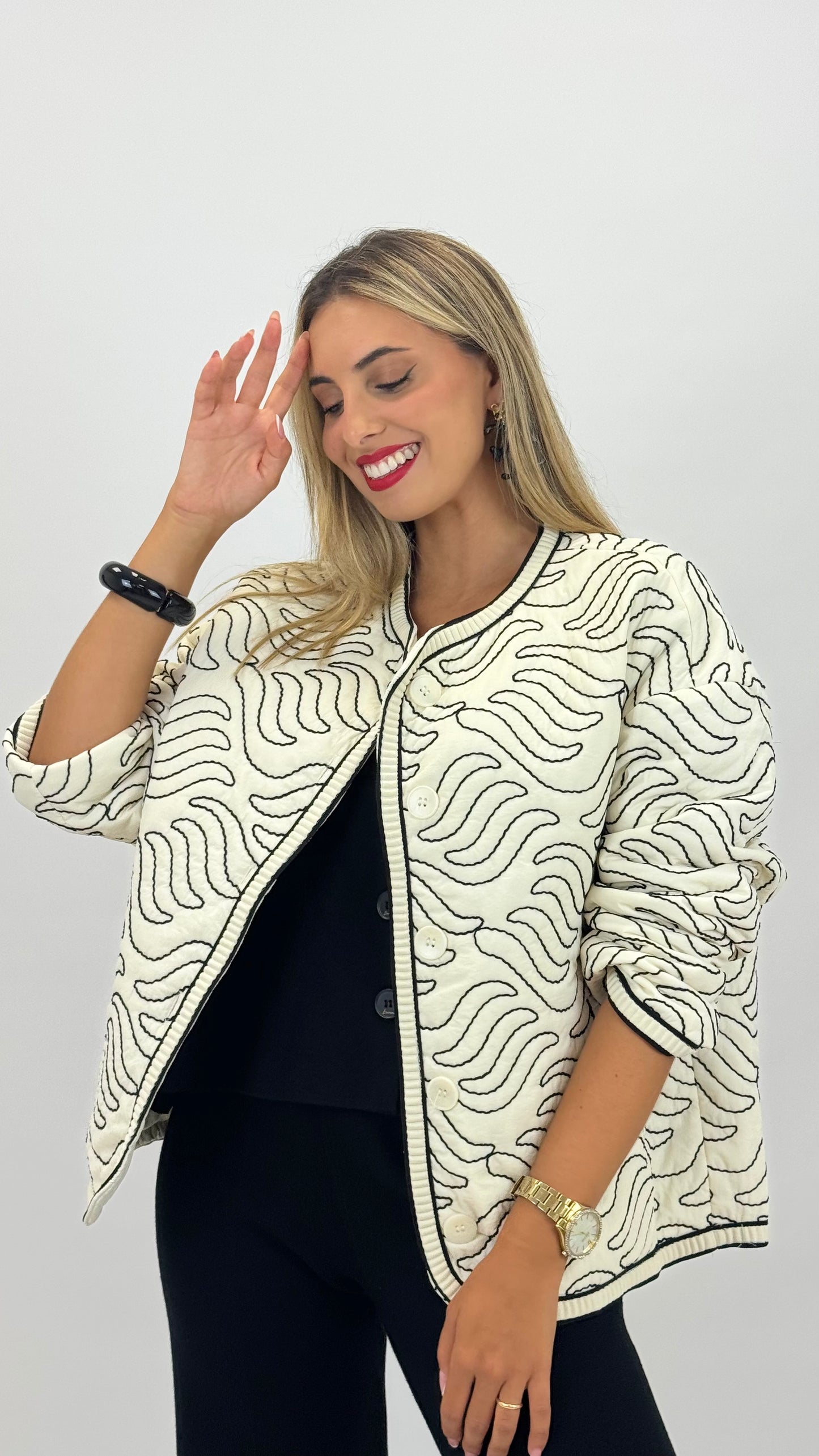 Bomber acolchoado fundo pérola com bordados preto