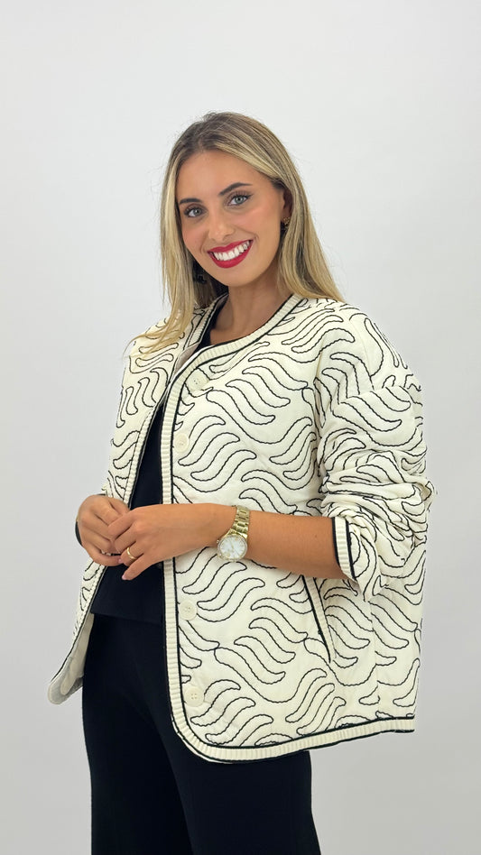 Bomber acolchoado fundo pérola com bordados preto