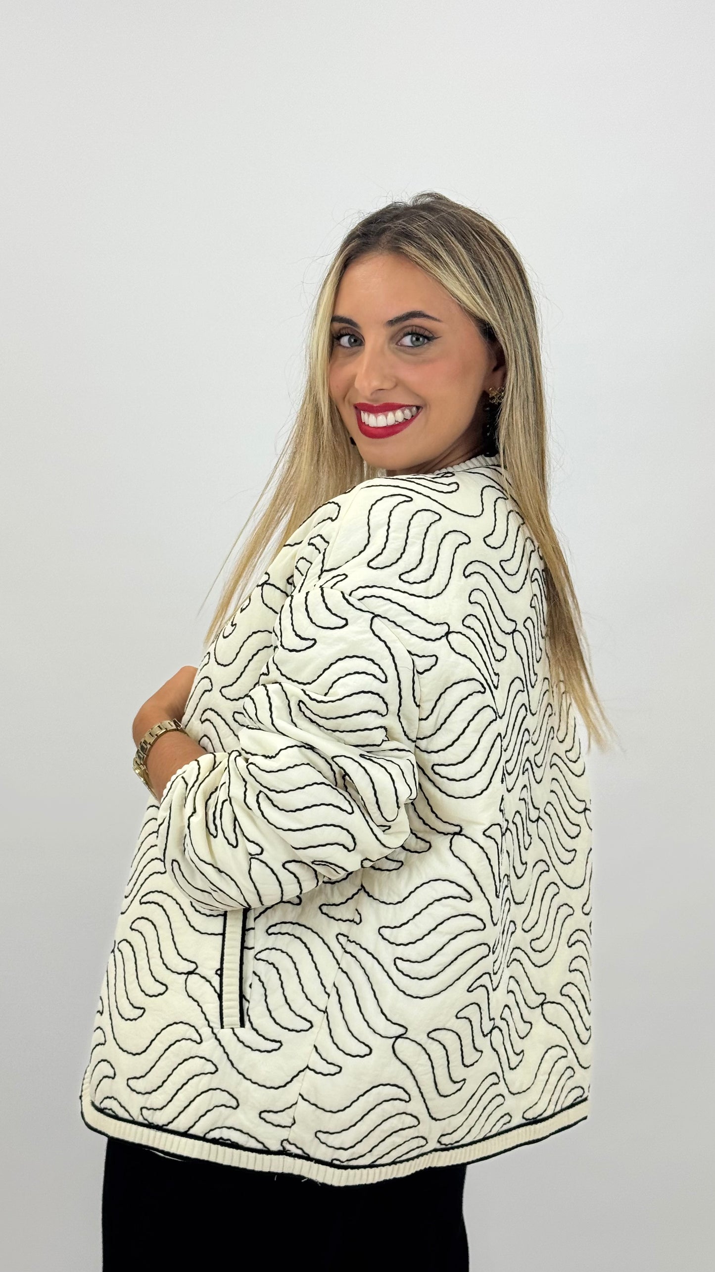 Bomber acolchoado fundo pérola com bordados preto