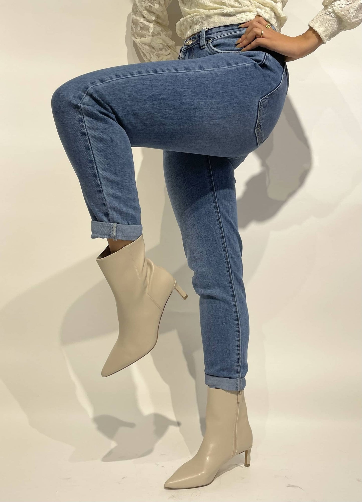 Calças de ganga mom-fit com dobra