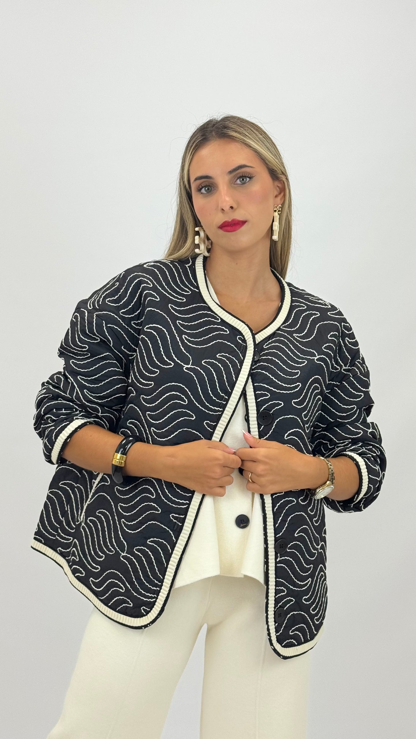 Bomber acolchoado fundo preto com bordados pérola