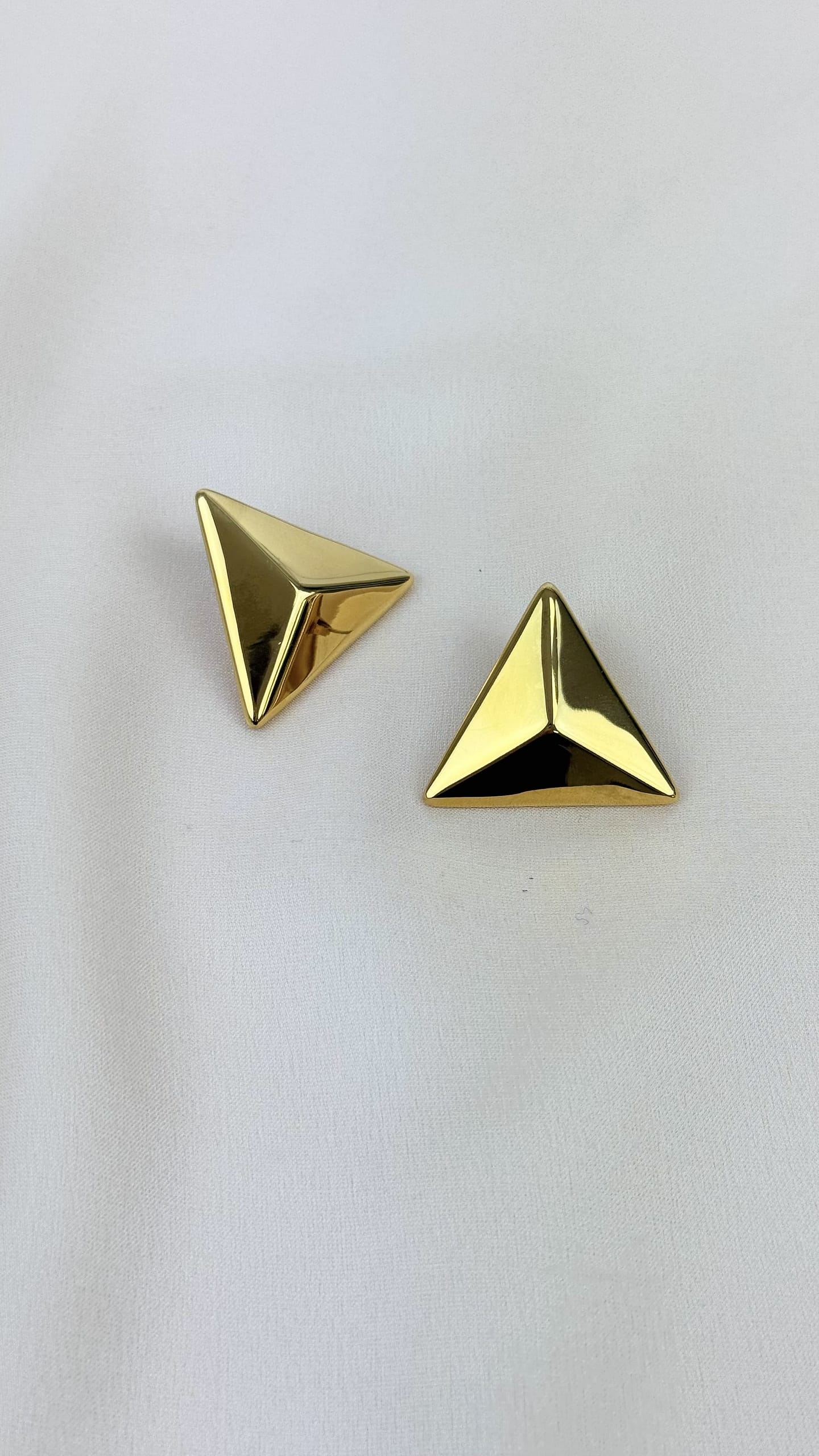 Brincos triângulo aço dourado