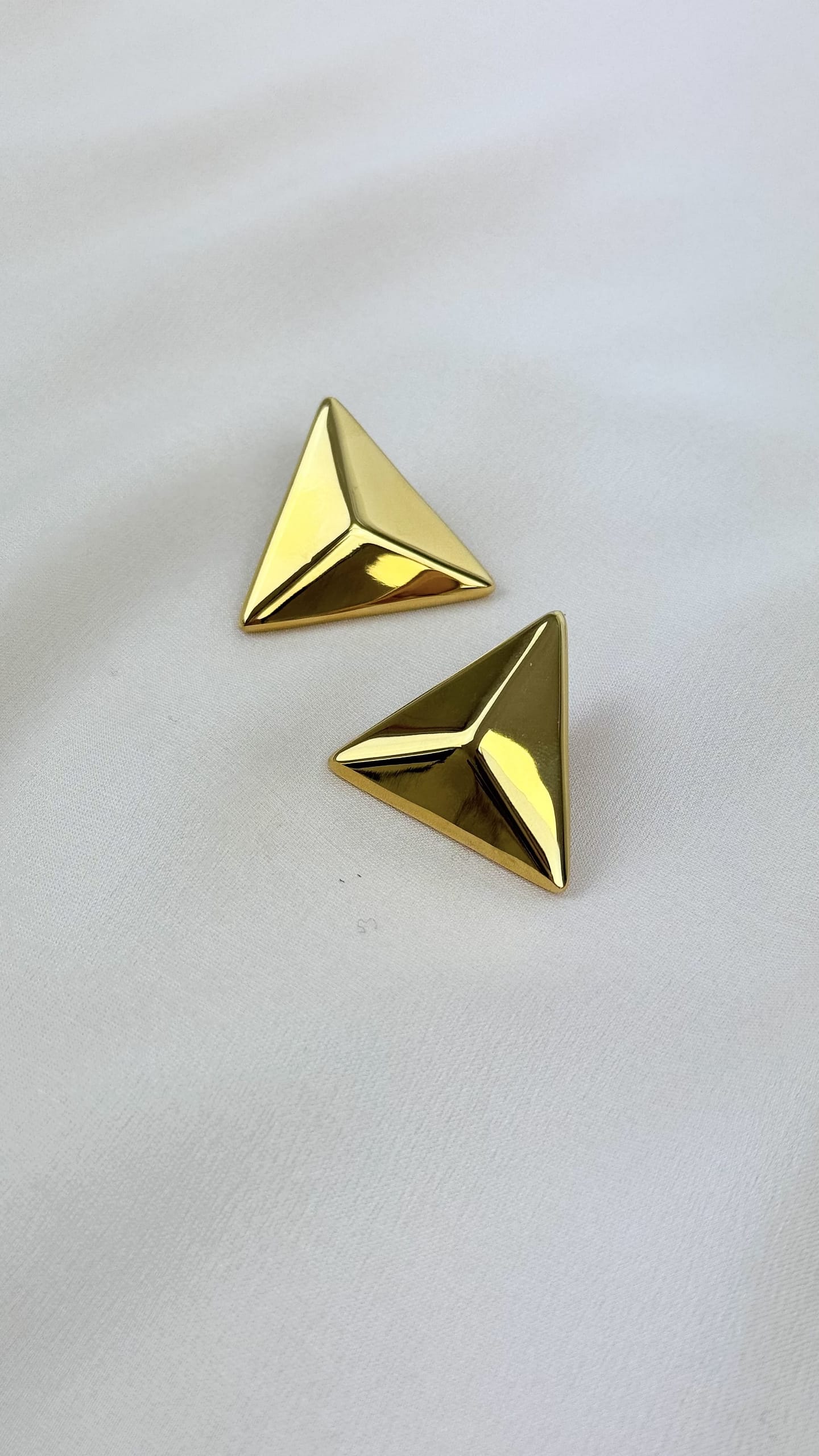 Brincos triângulo aço dourado