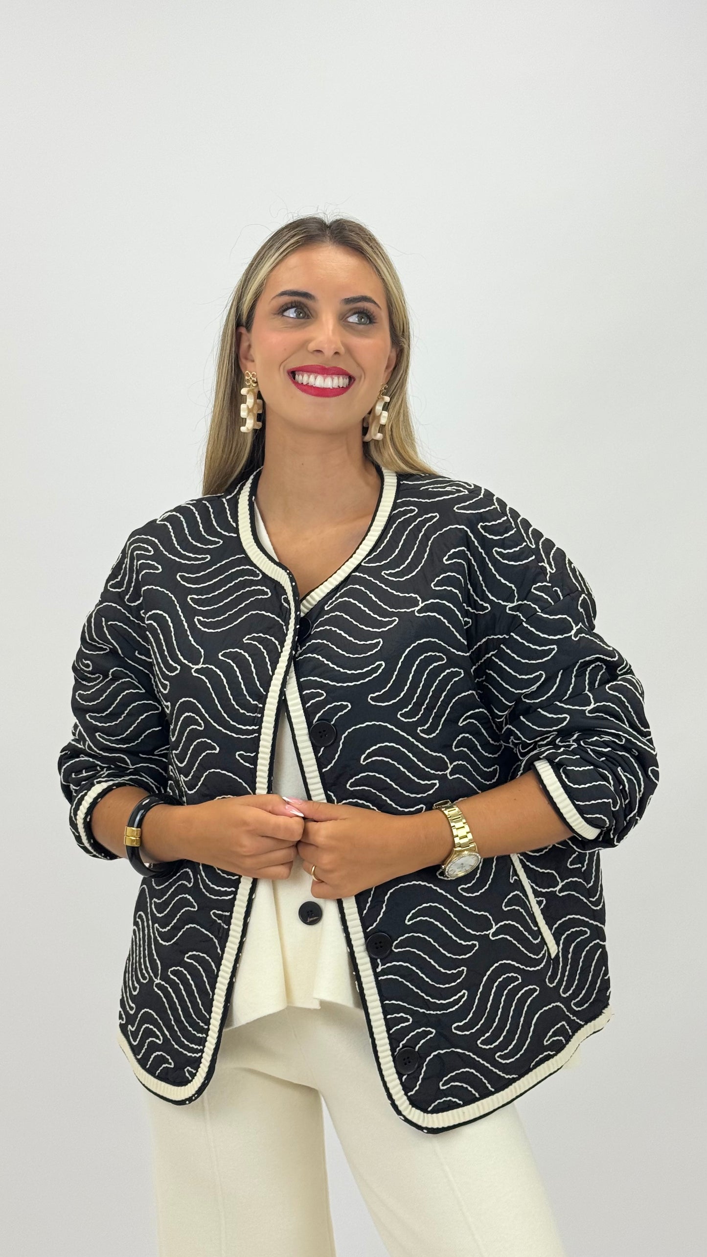 Bomber acolchoado fundo preto com bordados pérola