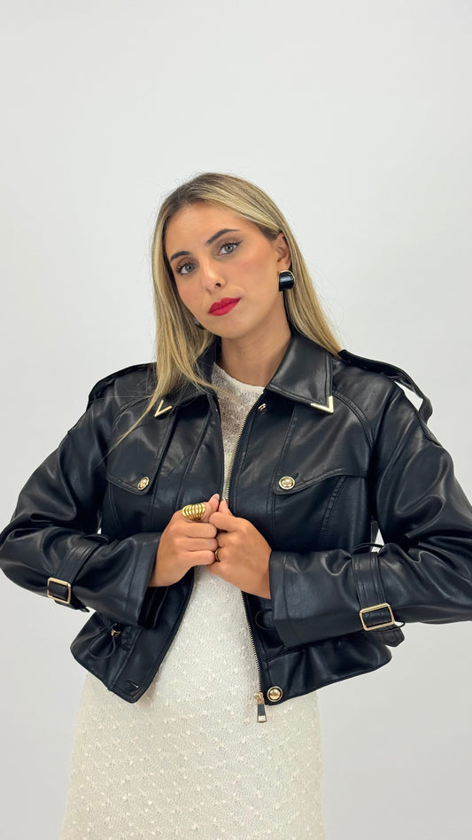 Blusão eco-pele preto com detalhes em dourado