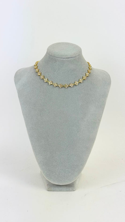 Colar dourado com flores brilhantes