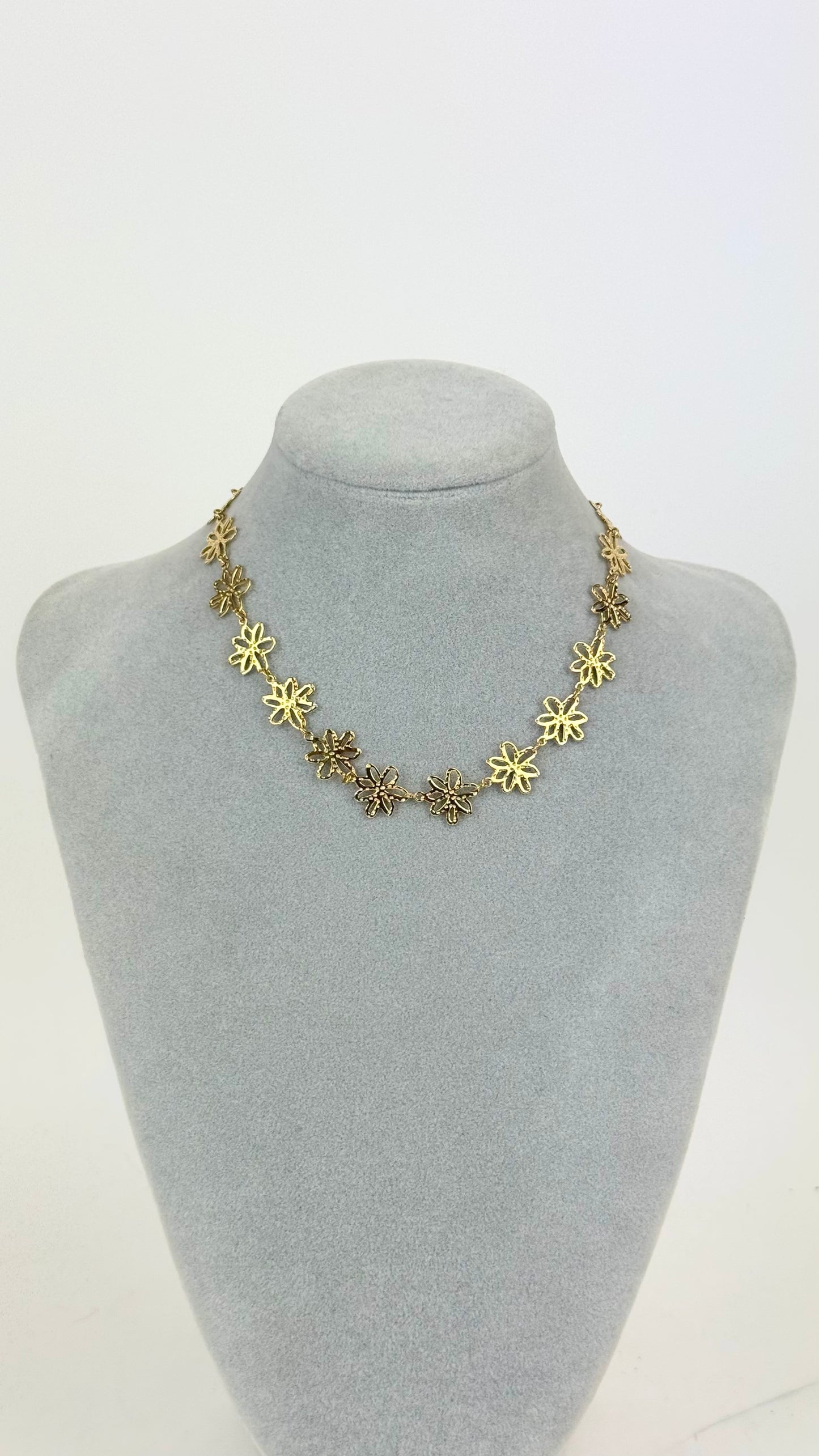 Colar dourado florais