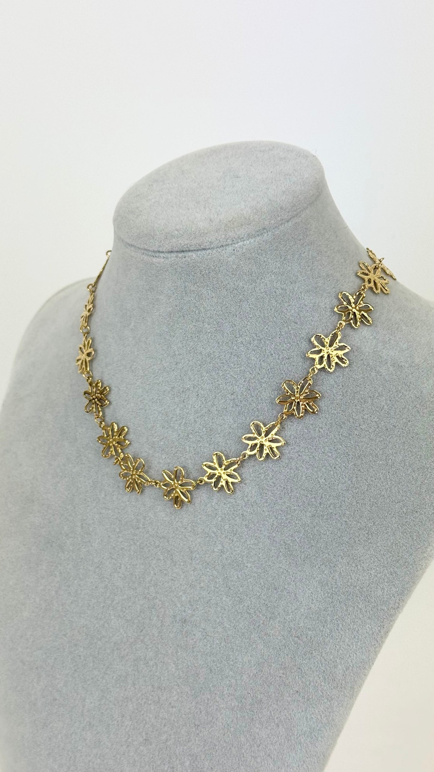 Colar dourado florais