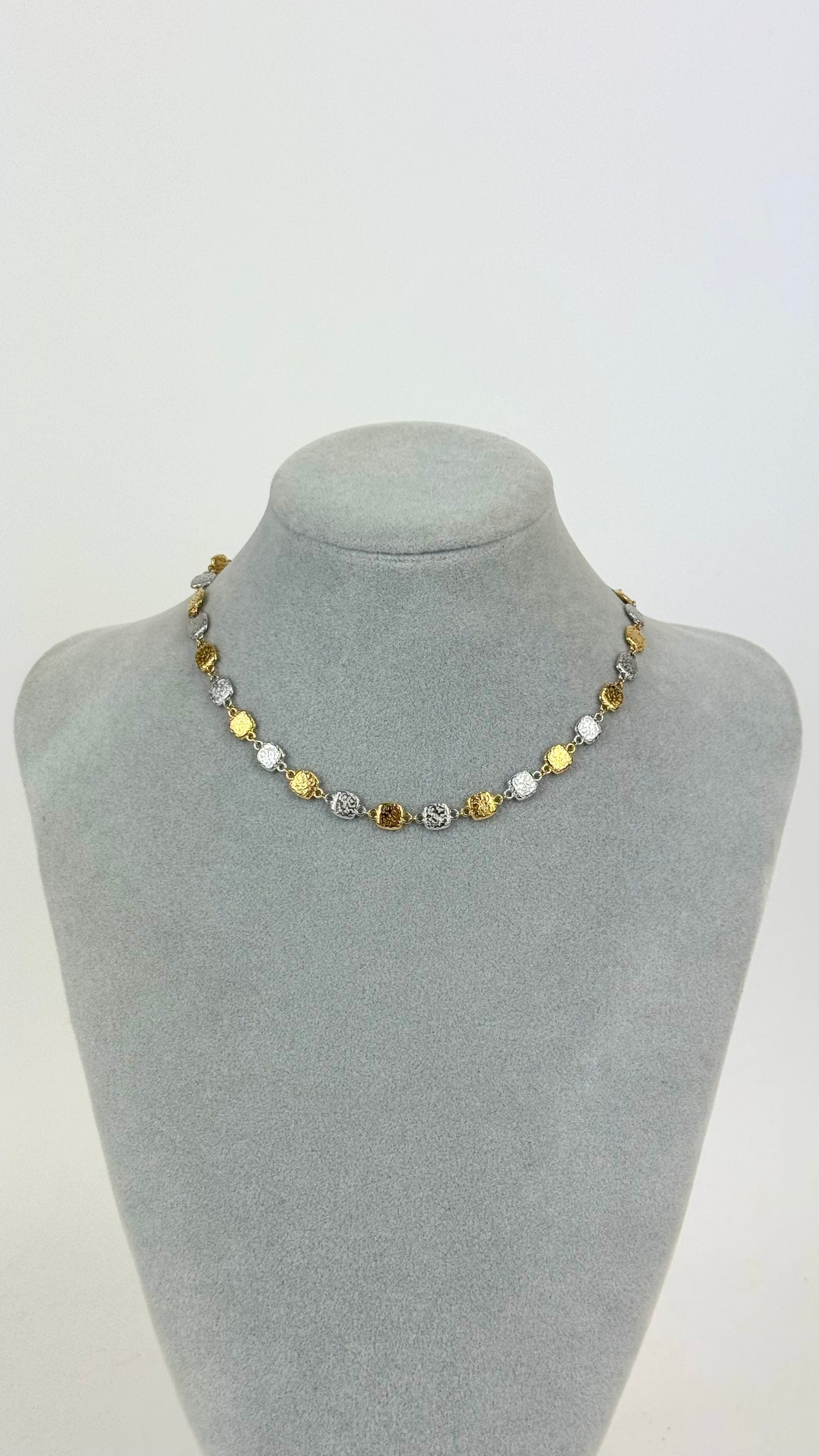 Colar chapinhas douradas e prateadas